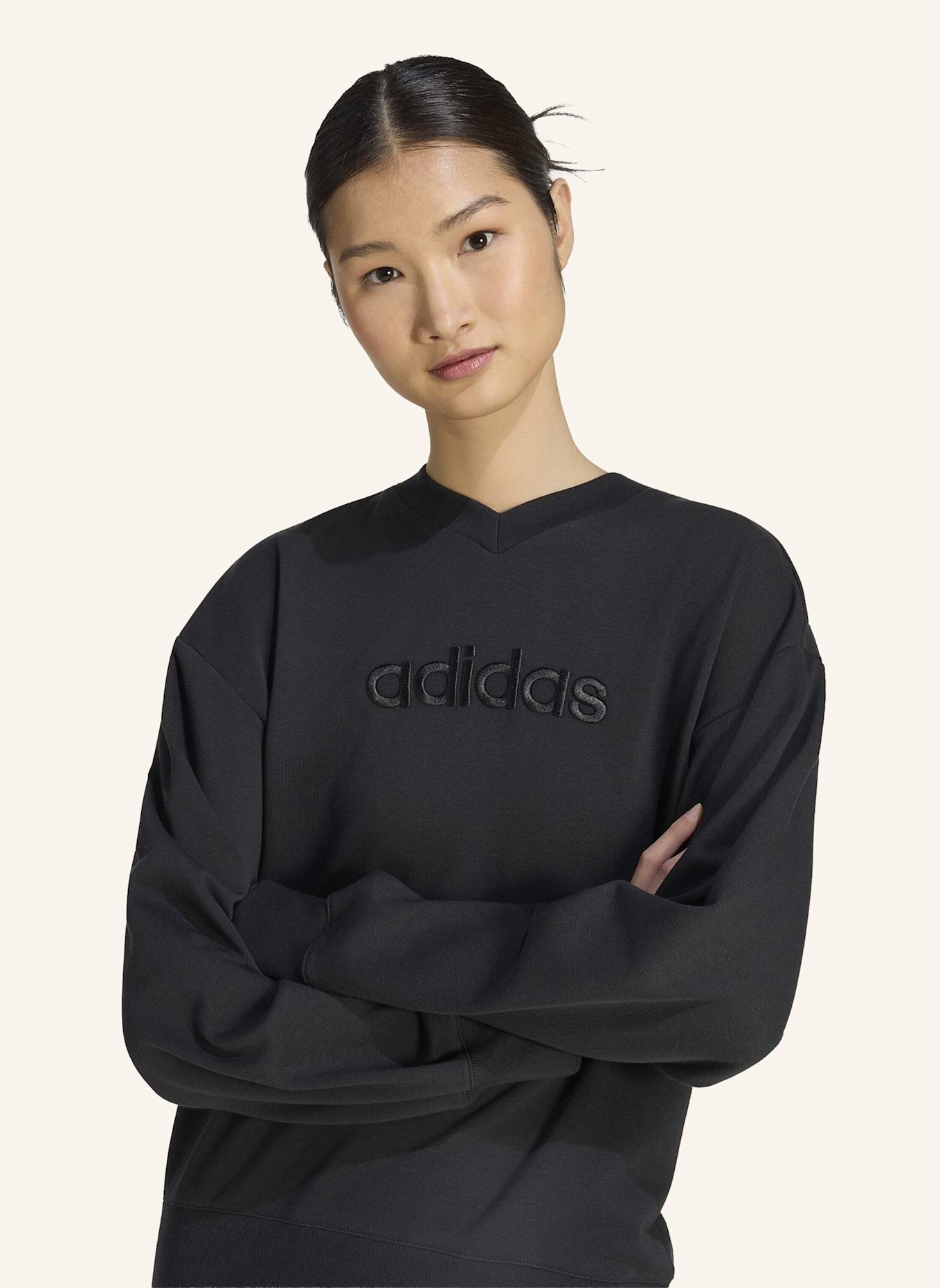 adidas SEASONAL ESSENTIALS SATIN-SWEATSHIRT, V-AUSSCHNITT: SCHWARZ