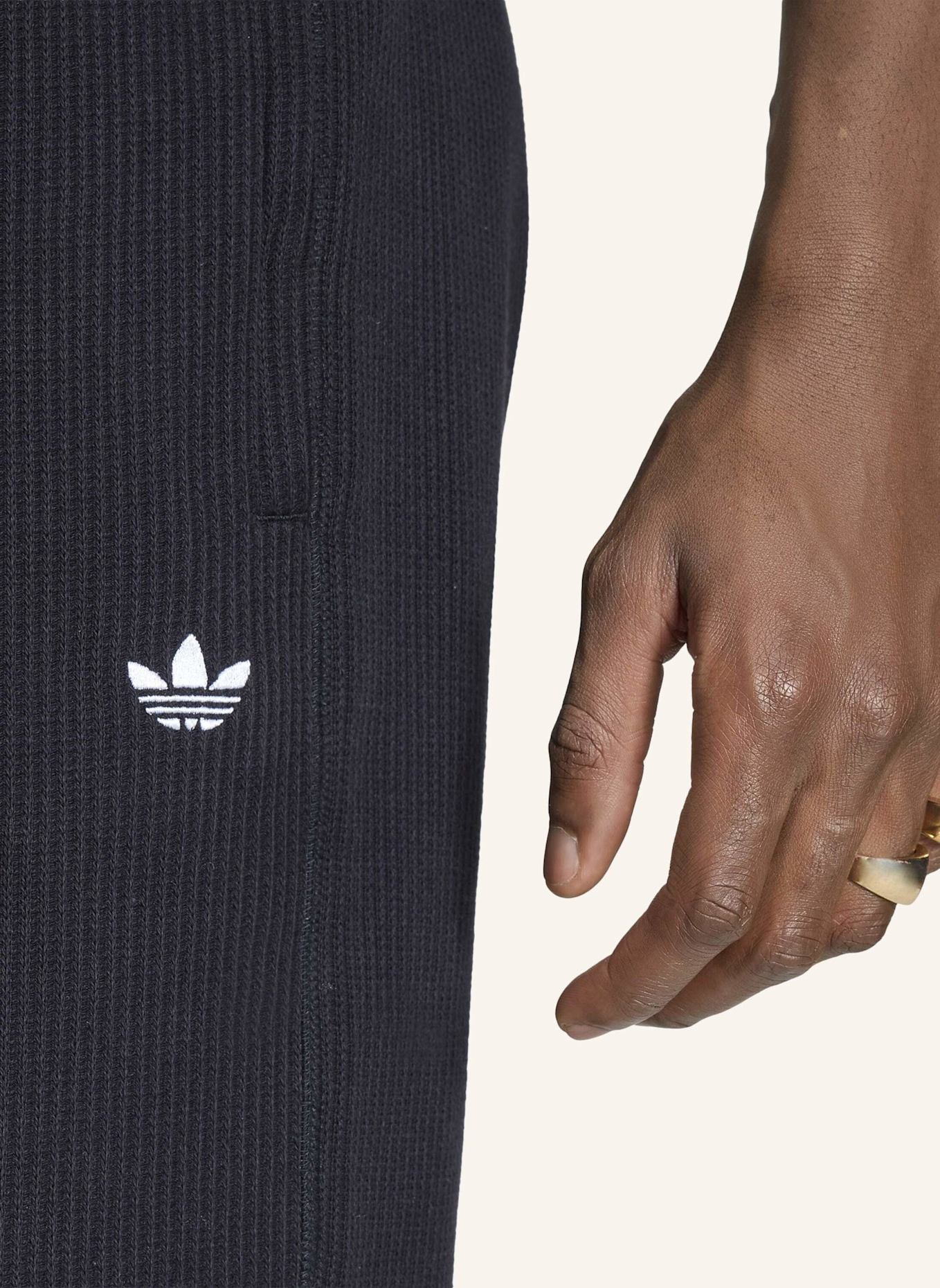 adidas Originals TREFOIL ESSENTIALS WAFFELSTRICK-SHORTS: SCHWARZ