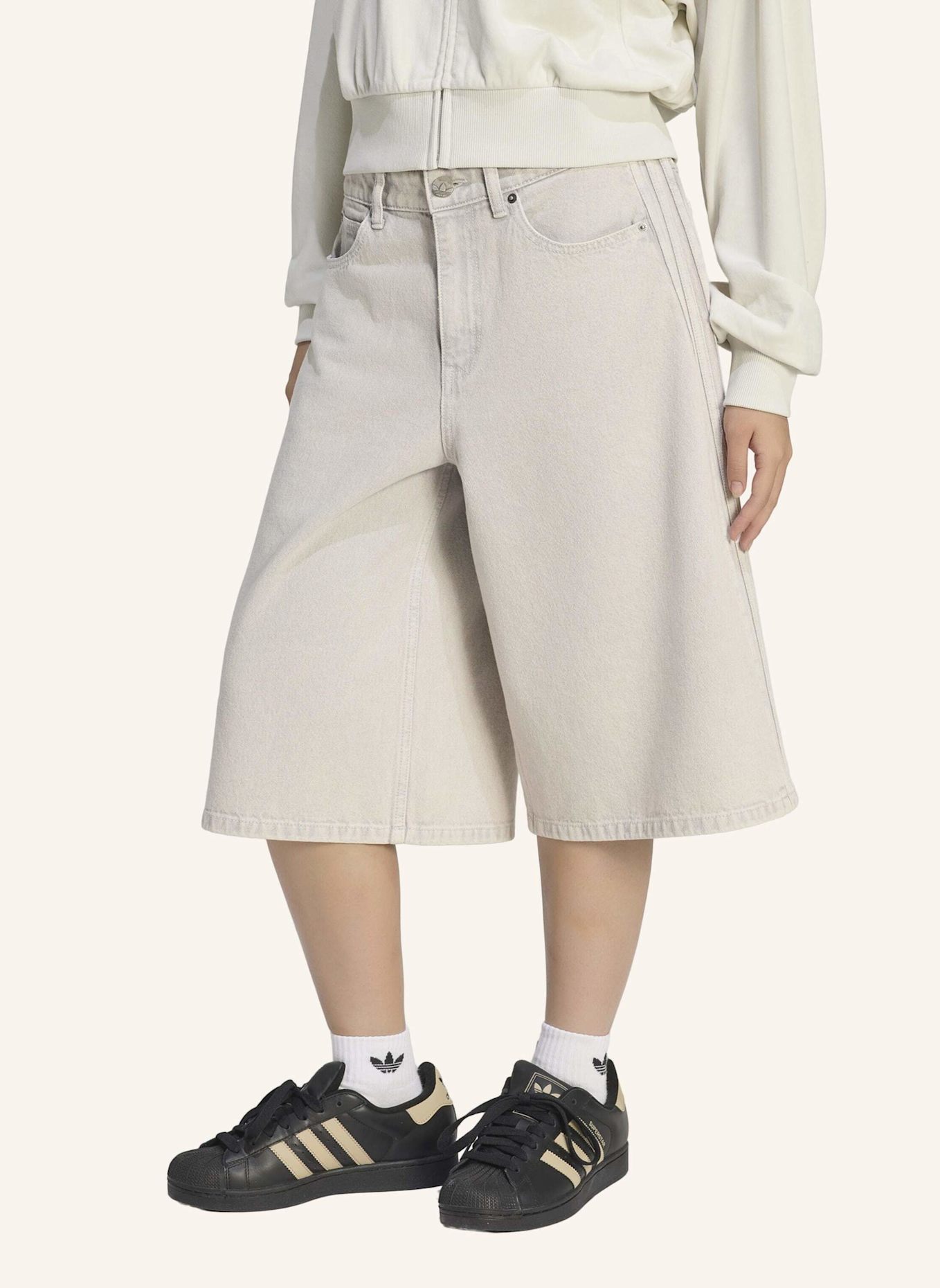 adidas Originals DENIM-JORTS MIT MITTELHOHEM BUND: HELLGRAU