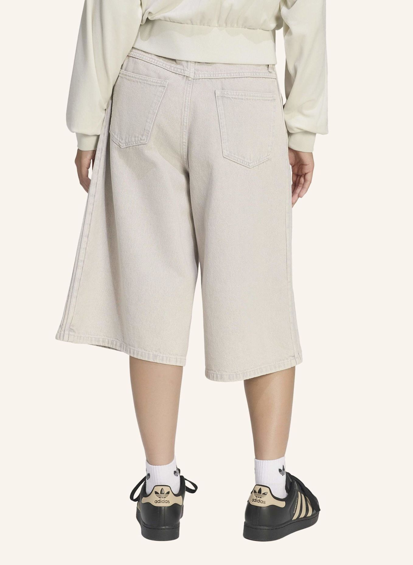 adidas Originals DENIM-JORTS MIT MITTELHOHEM BUND: HELLGRAU