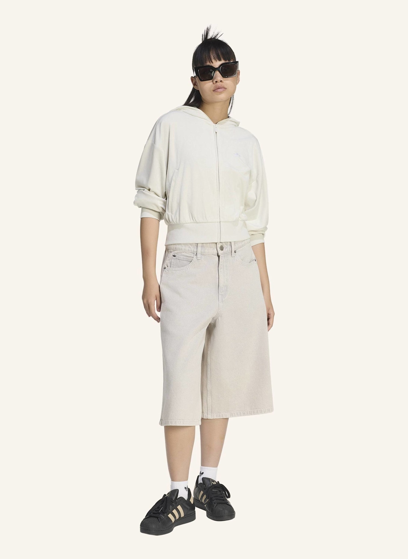 adidas Originals DENIM-JORTS MIT MITTELHOHEM BUND: HELLGRAU