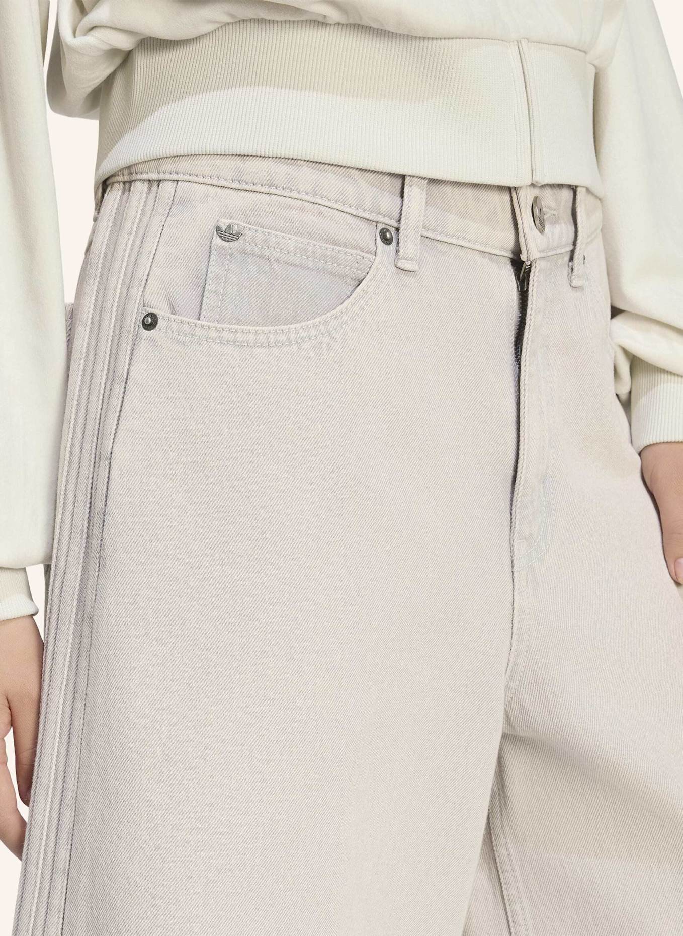 adidas Originals DENIM-JORTS MIT MITTELHOHEM BUND: HELLGRAU