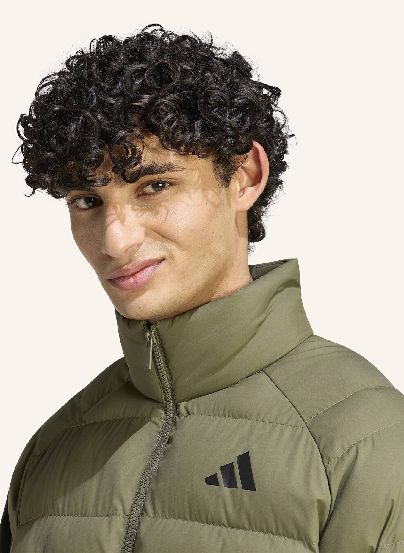 adidas ESSENTIALS ISOLATIONSJACKE, VERSTAUBAR: GRÜN