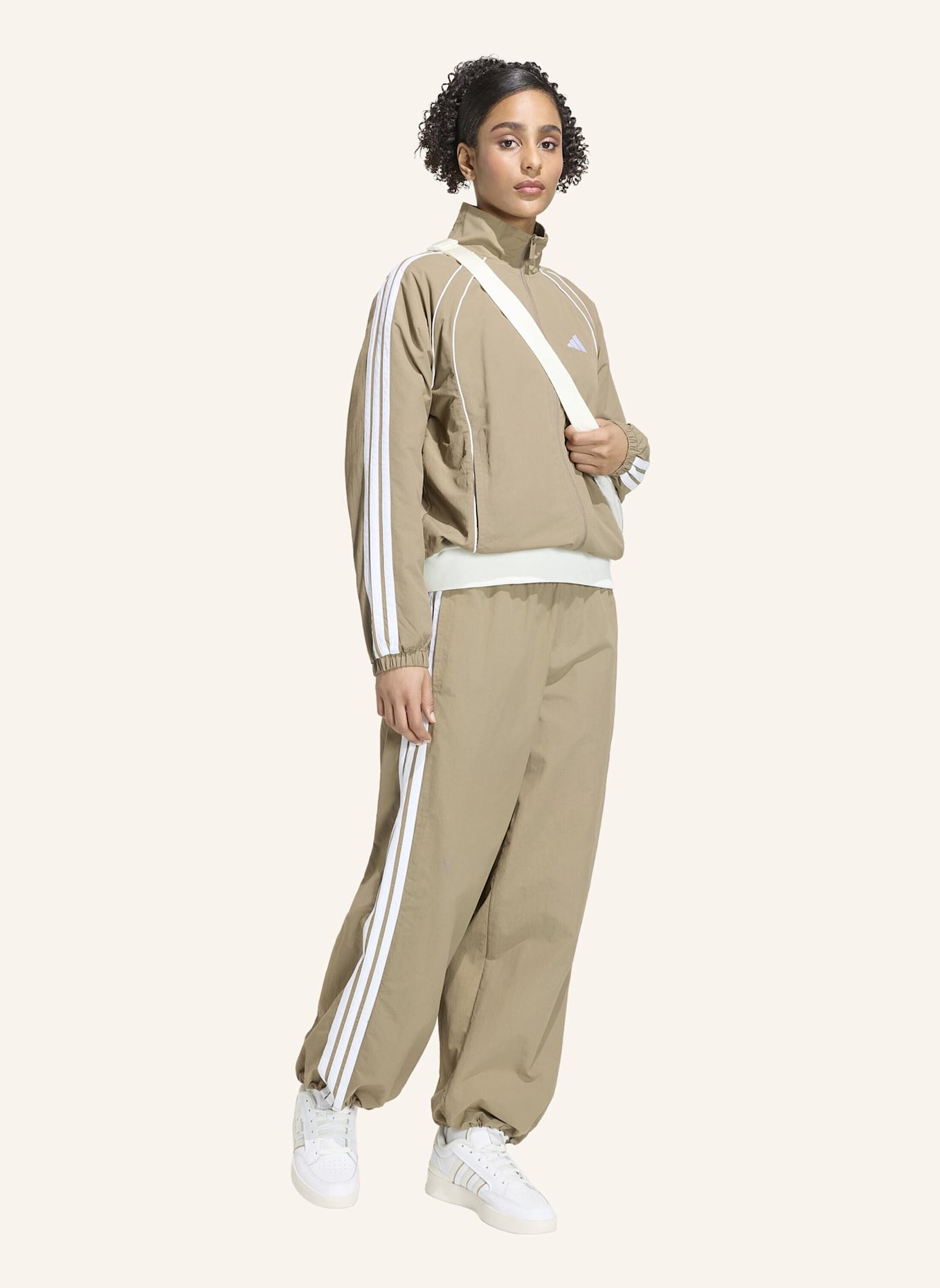 adidas ICONIC TRAININGSJACKE, GEWEBT, 3-STREIFEN: KHAKI