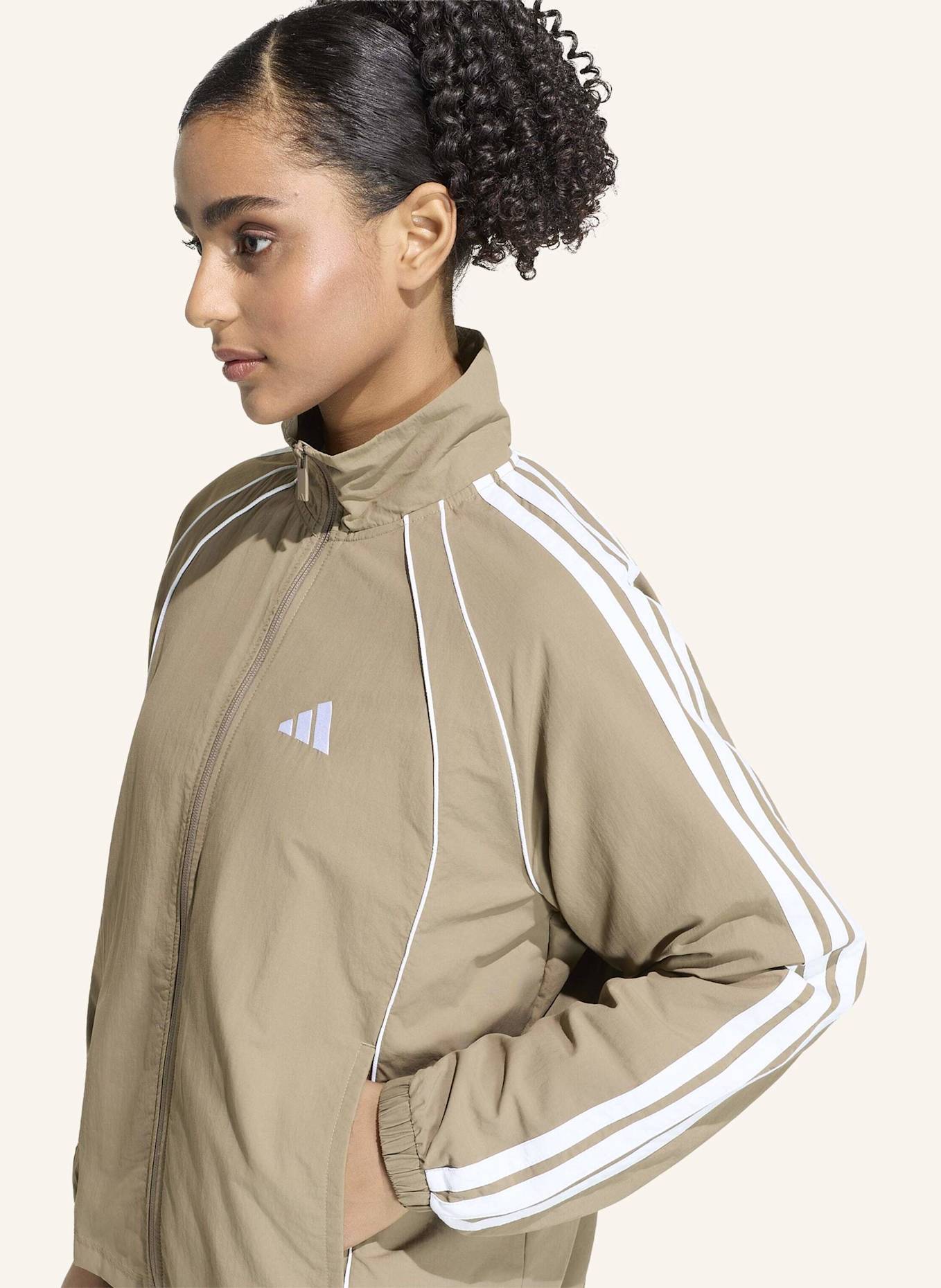 adidas ICONIC TRAININGSJACKE, GEWEBT, 3-STREIFEN: KHAKI