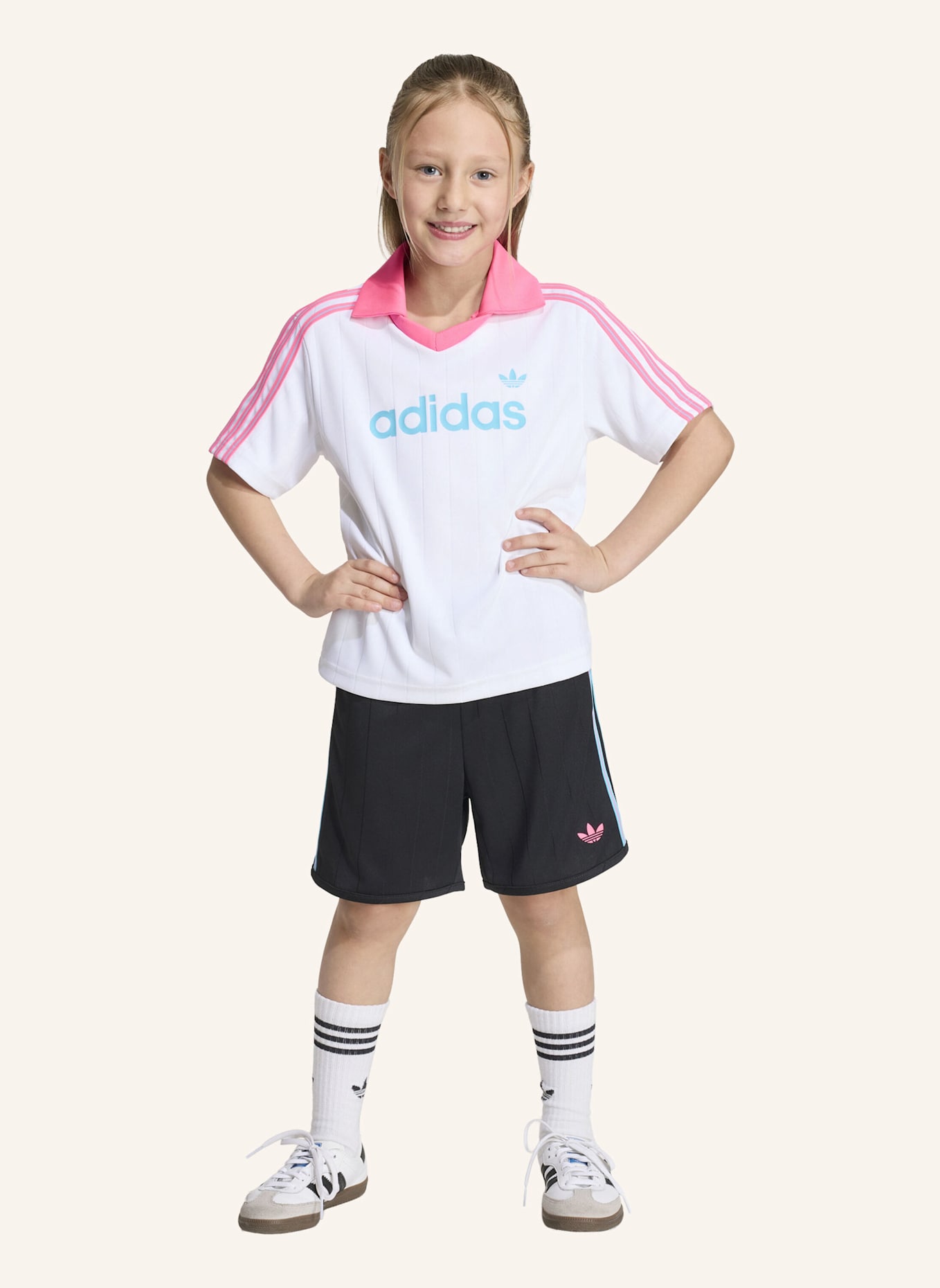 adidas Originals POLOSHIRT UND SHORTS SET, LOCKER GESCHNITTEN, NADELSTREIFEN: WEISS/ SCHWARZ