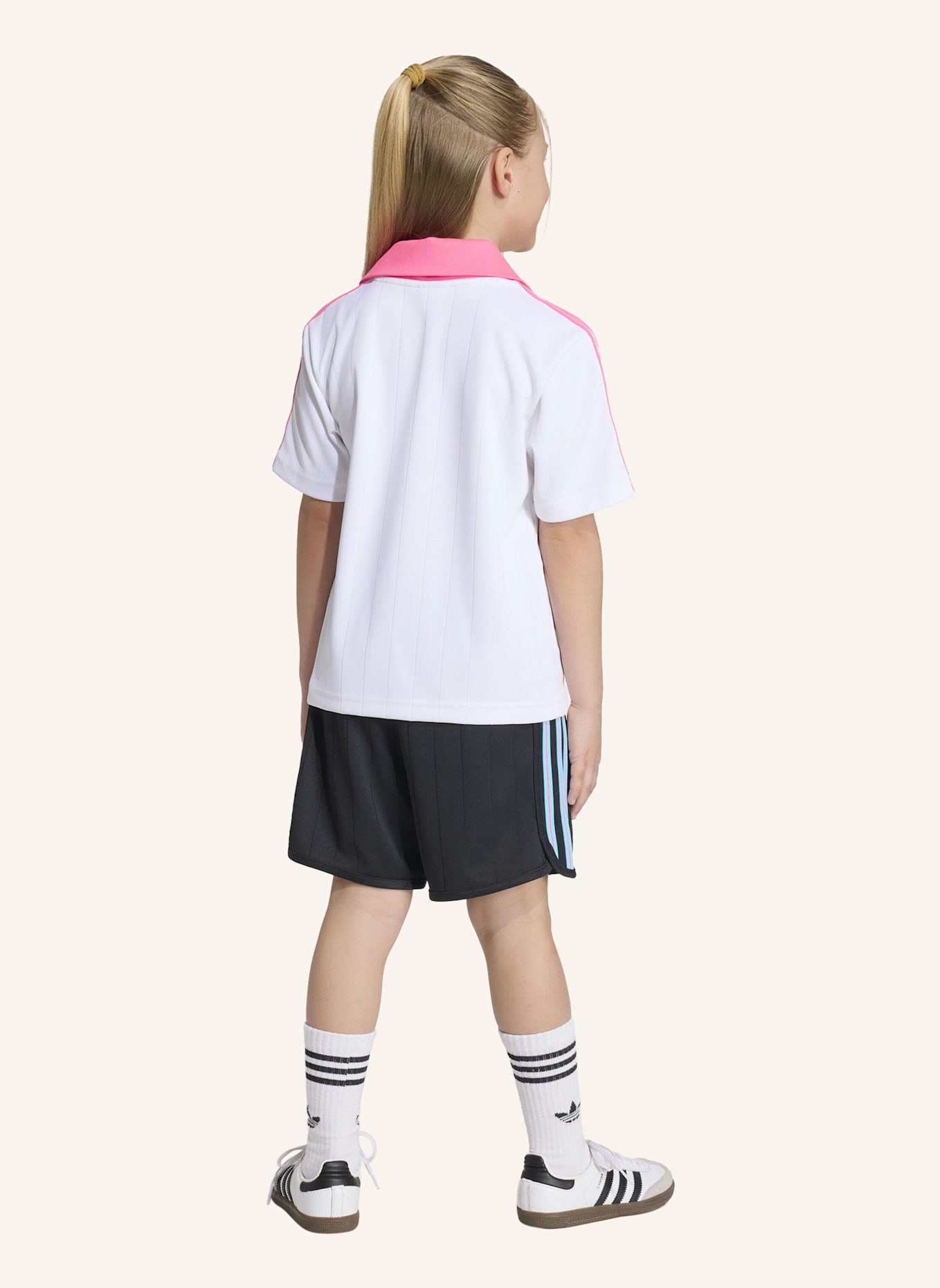 adidas Originals POLOSHIRT UND SHORTS SET, LOCKER GESCHNITTEN, NADELSTREIFEN: WEISS/ SCHWARZ