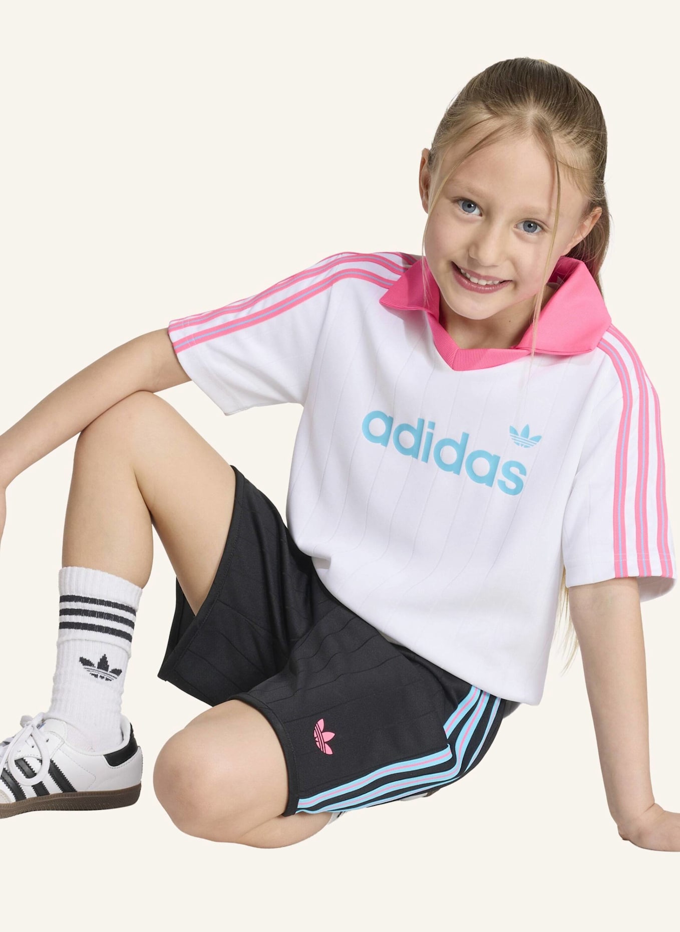 adidas Originals POLOSHIRT UND SHORTS SET, LOCKER GESCHNITTEN, NADELSTREIFEN: WEISS/ SCHWARZ