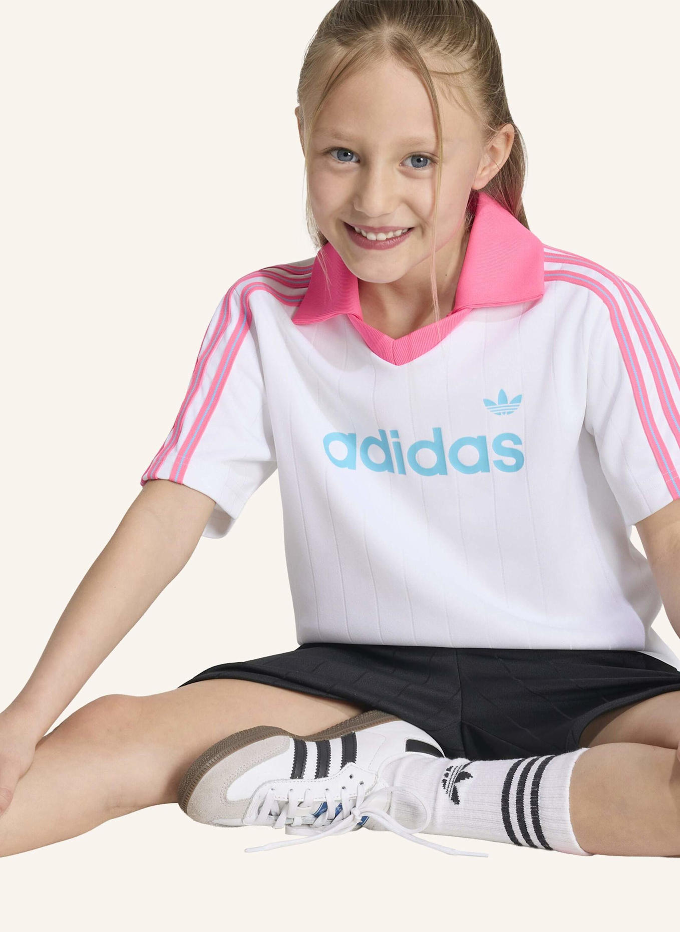 adidas Originals POLOSHIRT UND SHORTS SET, LOCKER GESCHNITTEN, NADELSTREIFEN: WEISS/ SCHWARZ