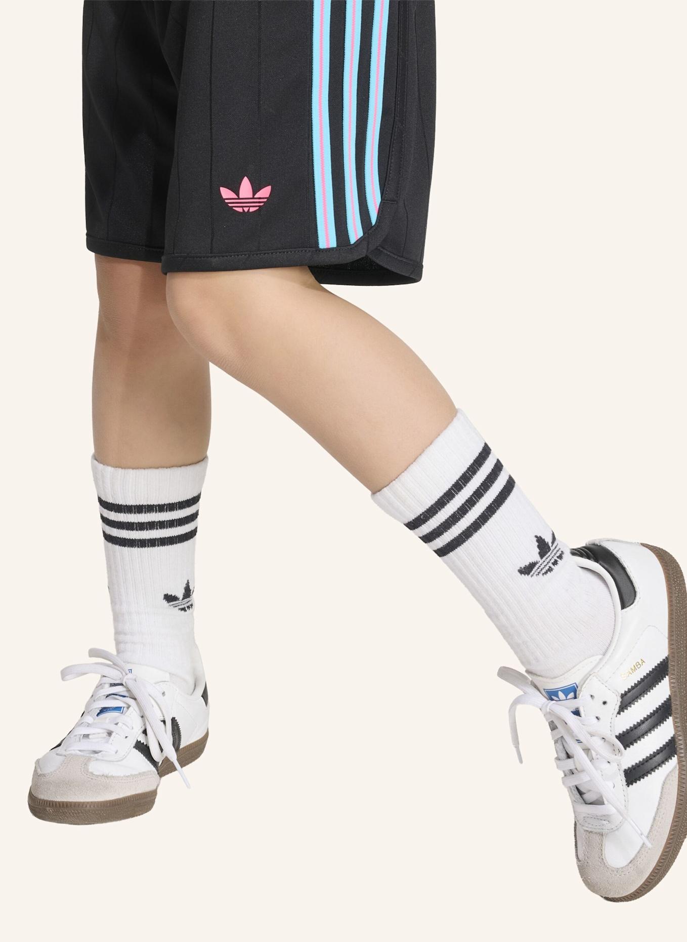 adidas Originals POLOSHIRT UND SHORTS SET, LOCKER GESCHNITTEN, NADELSTREIFEN: WEISS/ SCHWARZ