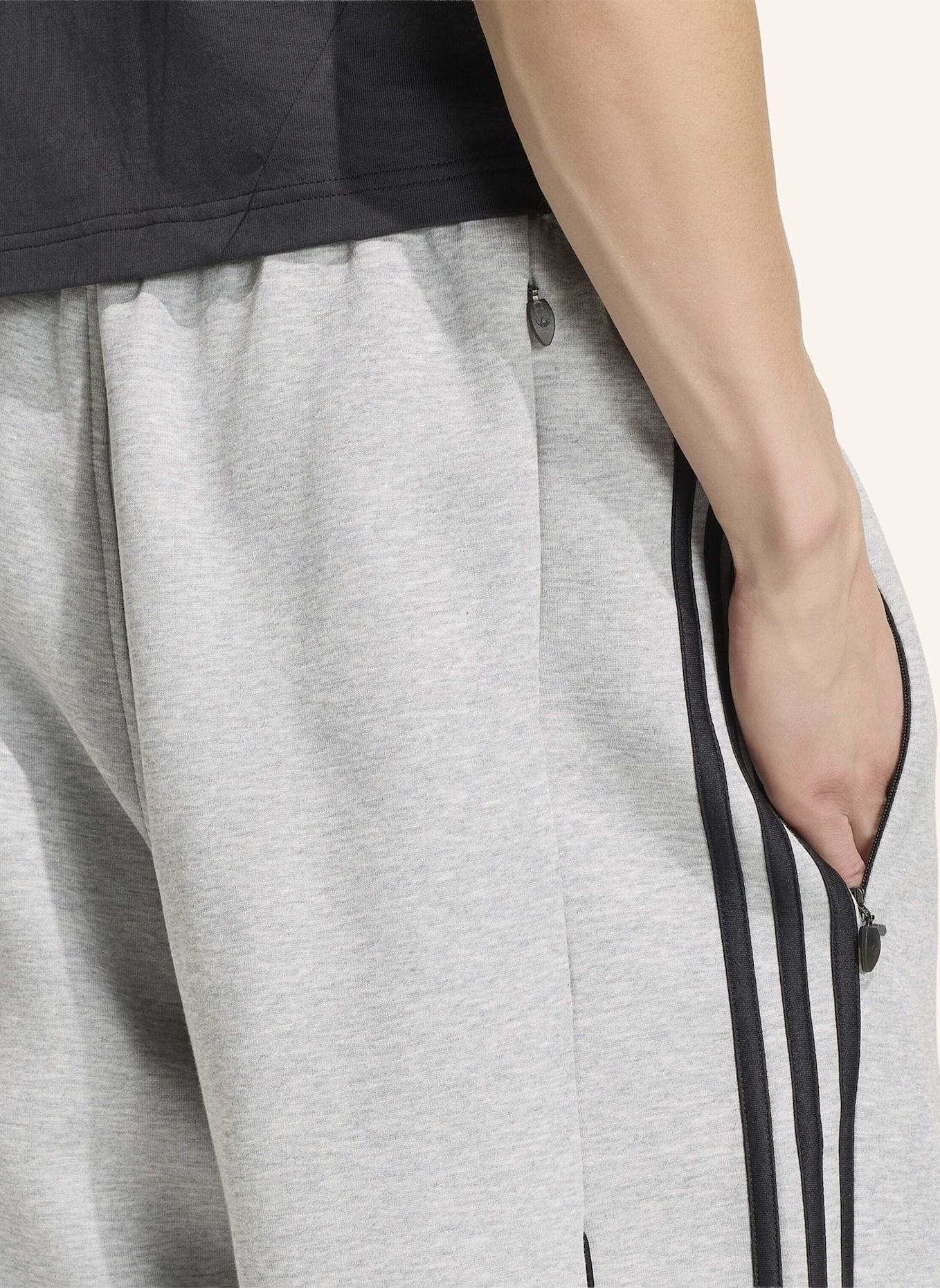 adidas Originals SPACER TEAMGEIST 26 CUTLINE HOSE, OFFENER SAUM: GRAU