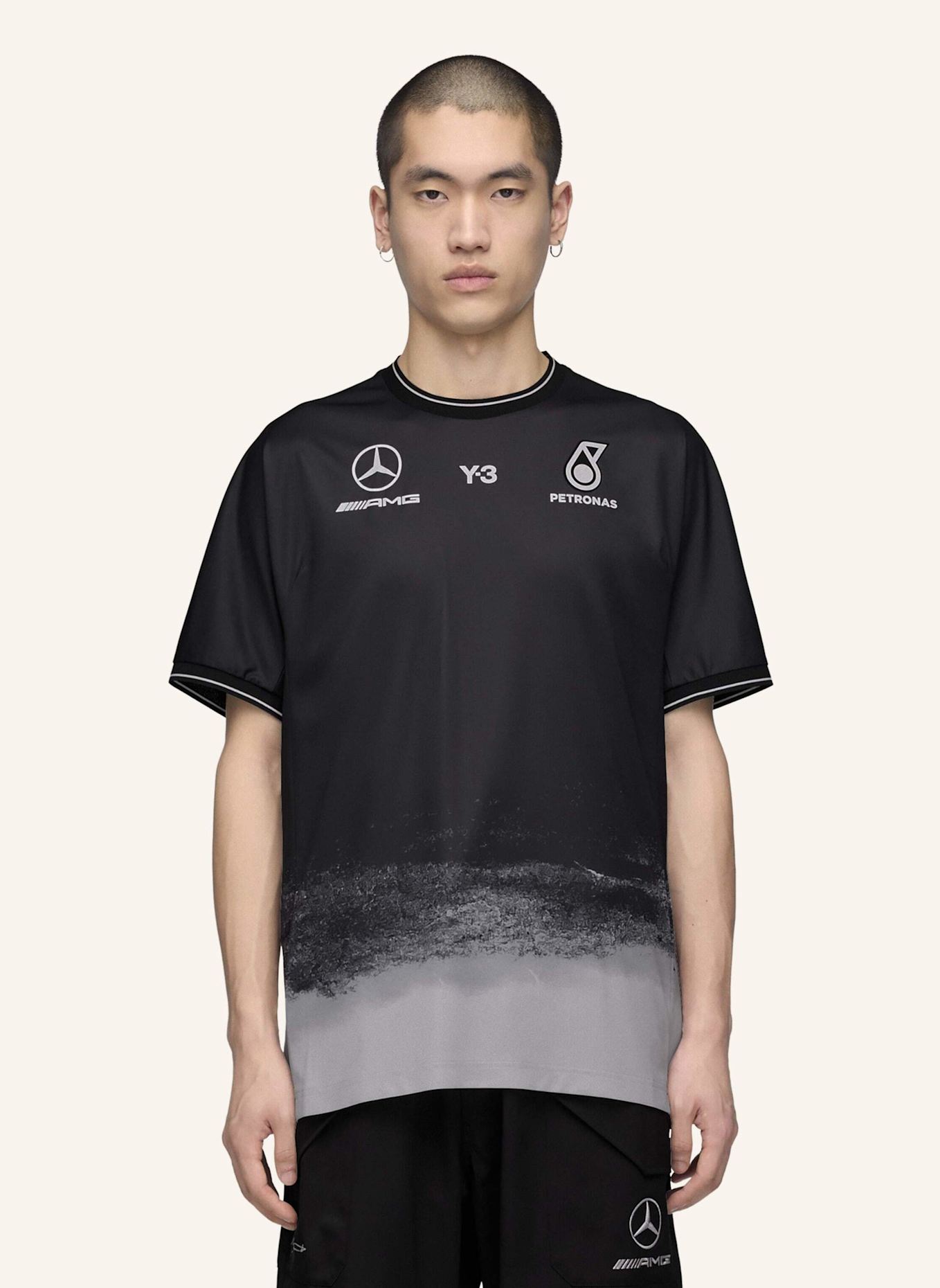 Y-3 Y-3 MERCEDES AMG PETRONAS FORMULA 1 TEAM MECHANICS KURZÄRMELIGES JERSEY: SCHWARZ