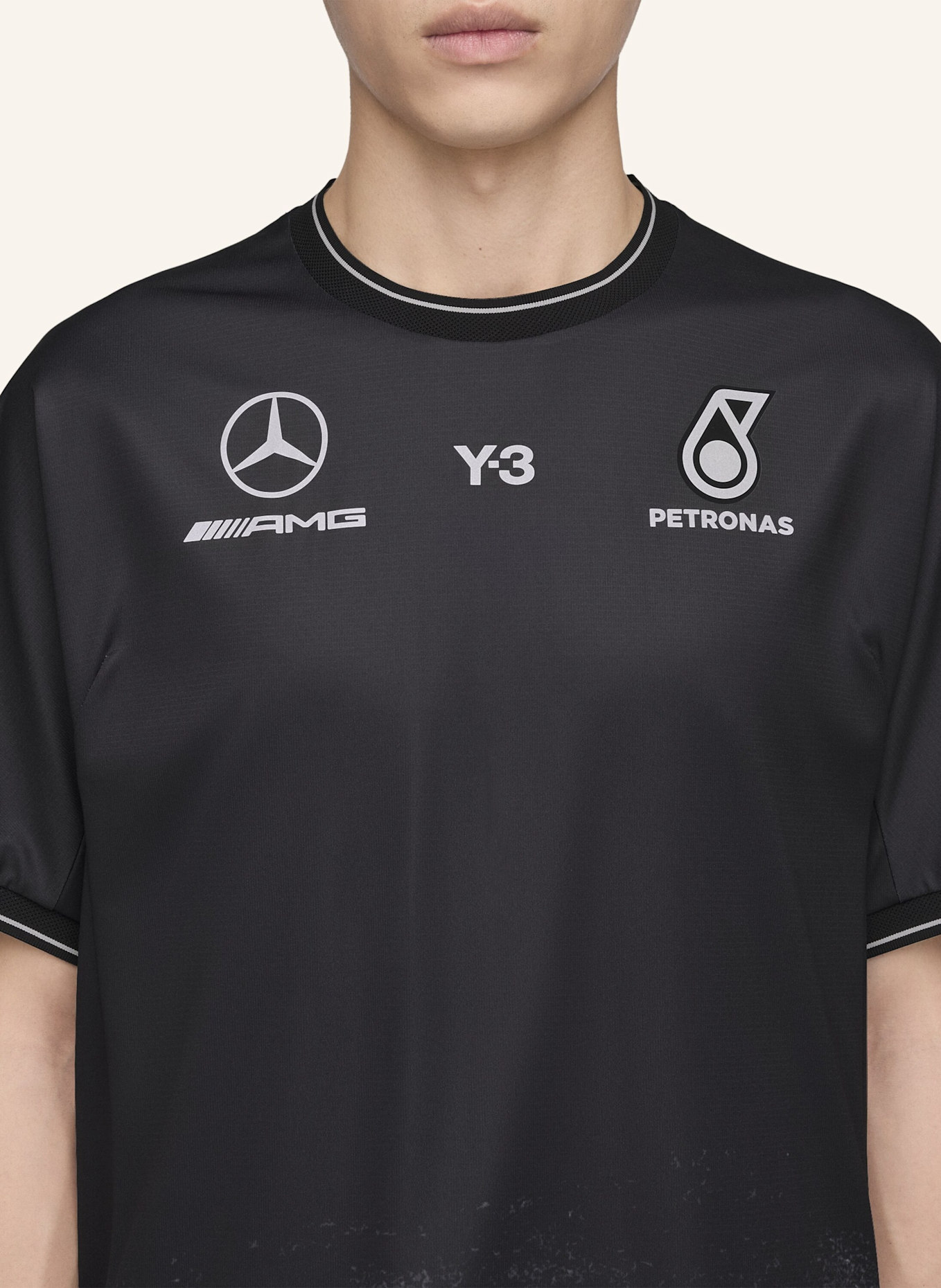 Y-3 Y-3 MERCEDES AMG PETRONAS FORMULA 1 TEAM MECHANICS KURZÄRMELIGES JERSEY: SCHWARZ