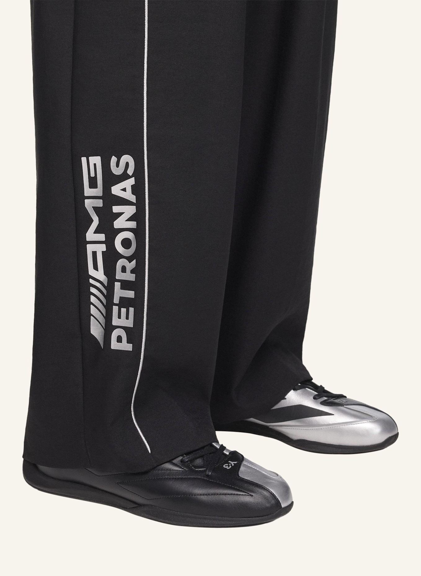 Y-3 Y-3 MERCEDES-AMG PETRONAS FORMULA 1 TEAM TRAININGSHOSE: SCHWARZ