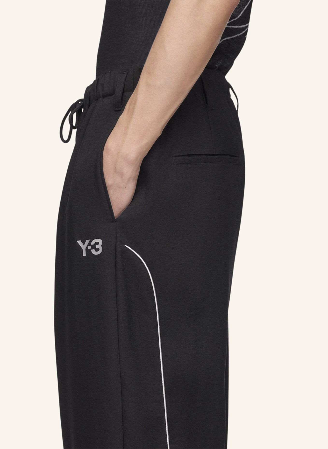 Y-3 Y-3 MERCEDES-AMG PETRONAS FORMULA 1 TEAM TRAININGSHOSE: SCHWARZ