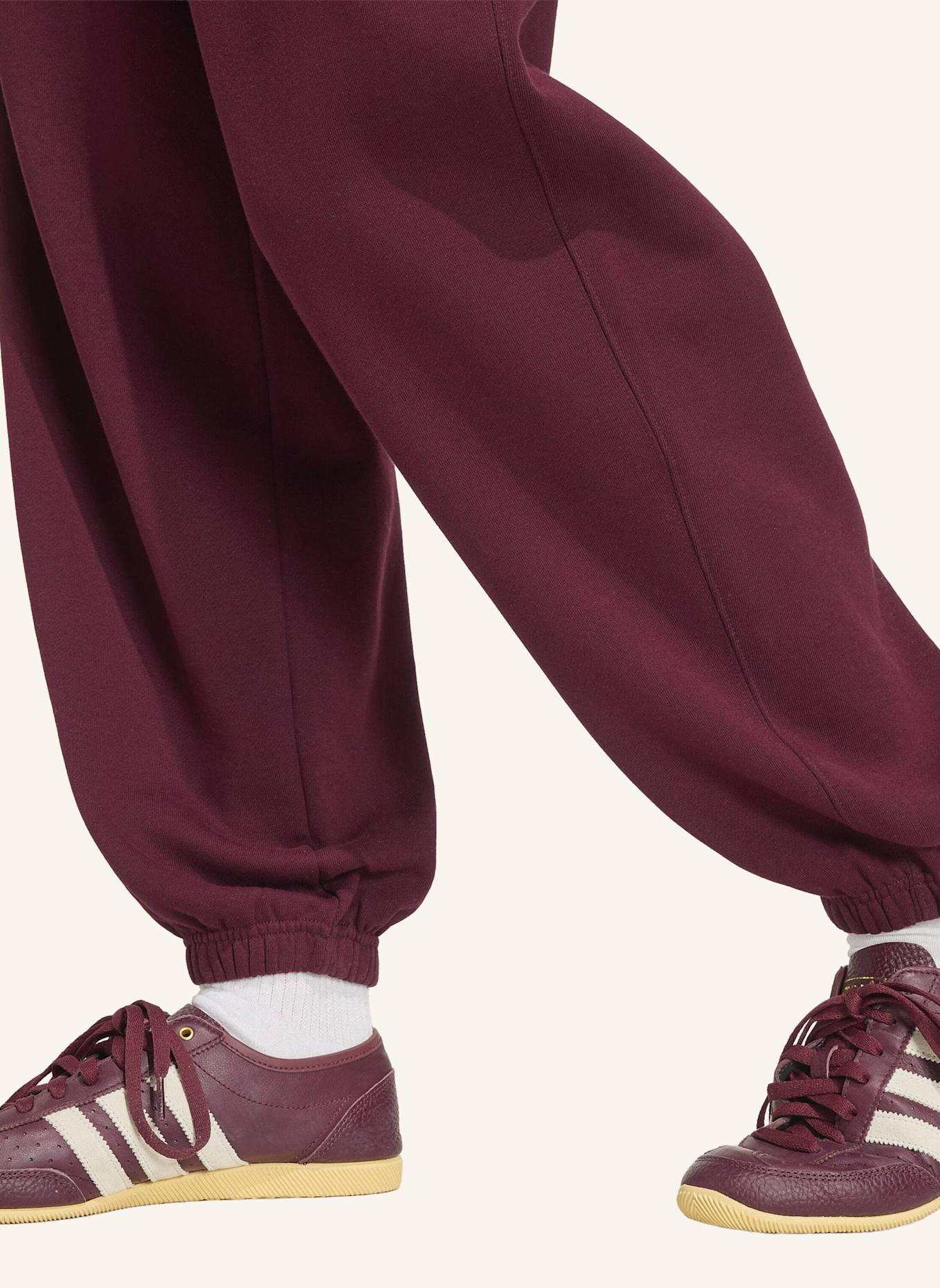 adidas Originals ESSENTIALS FLEECE-JOGGINGHOSE, LOCKERE PASSFORM: ROT