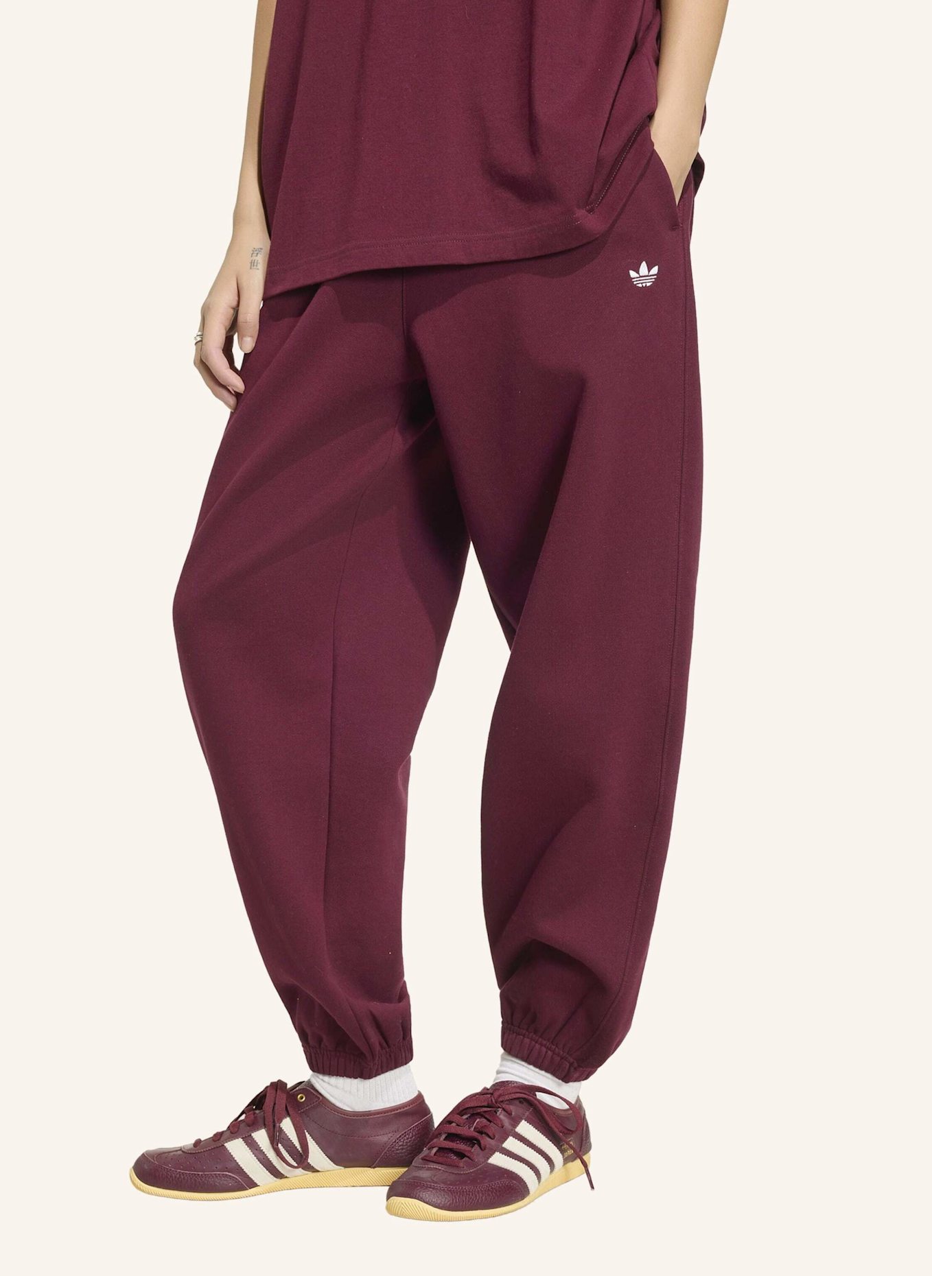 adidas Originals ESSENTIALS FLEECE-JOGGINGHOSE, LOCKERE PASSFORM: ROT