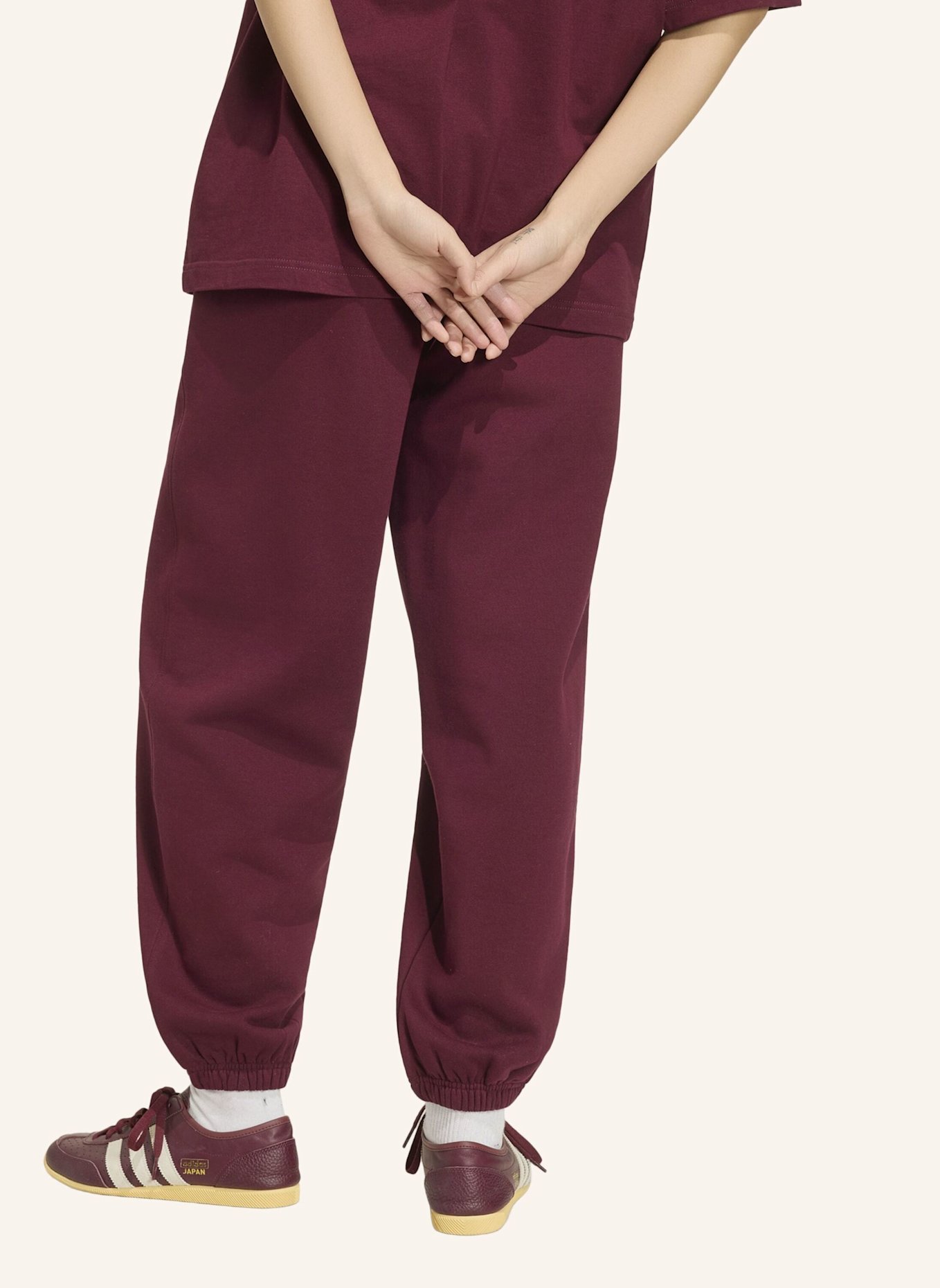 adidas Originals ESSENTIALS FLEECE-JOGGINGHOSE, LOCKERE PASSFORM: ROT