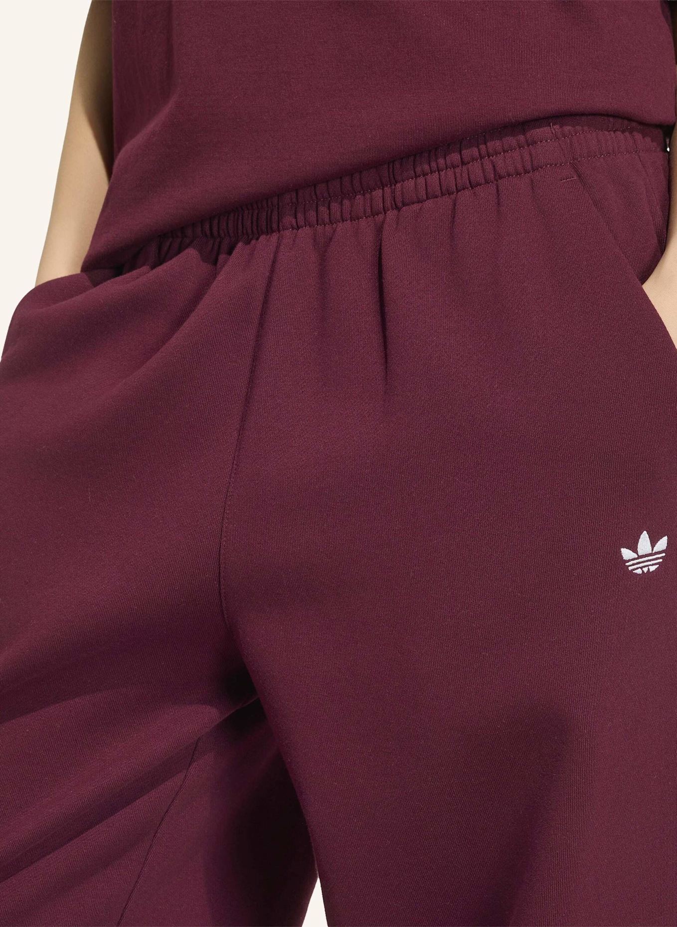 adidas Originals ESSENTIALS FLEECE-JOGGINGHOSE, LOCKERE PASSFORM: ROT