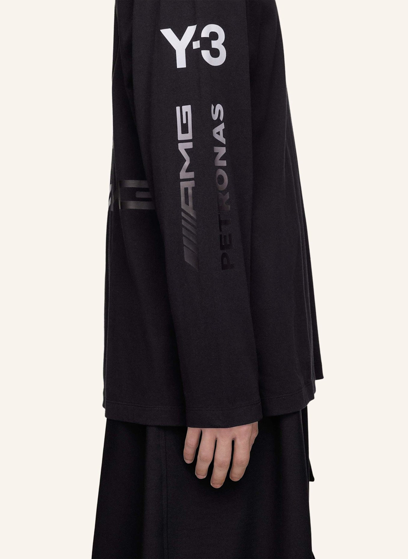 Y-3 Y-3 MERCEDES CHAOS LOGO LANGÄRMELIGES SHIRT: SCHWARZ