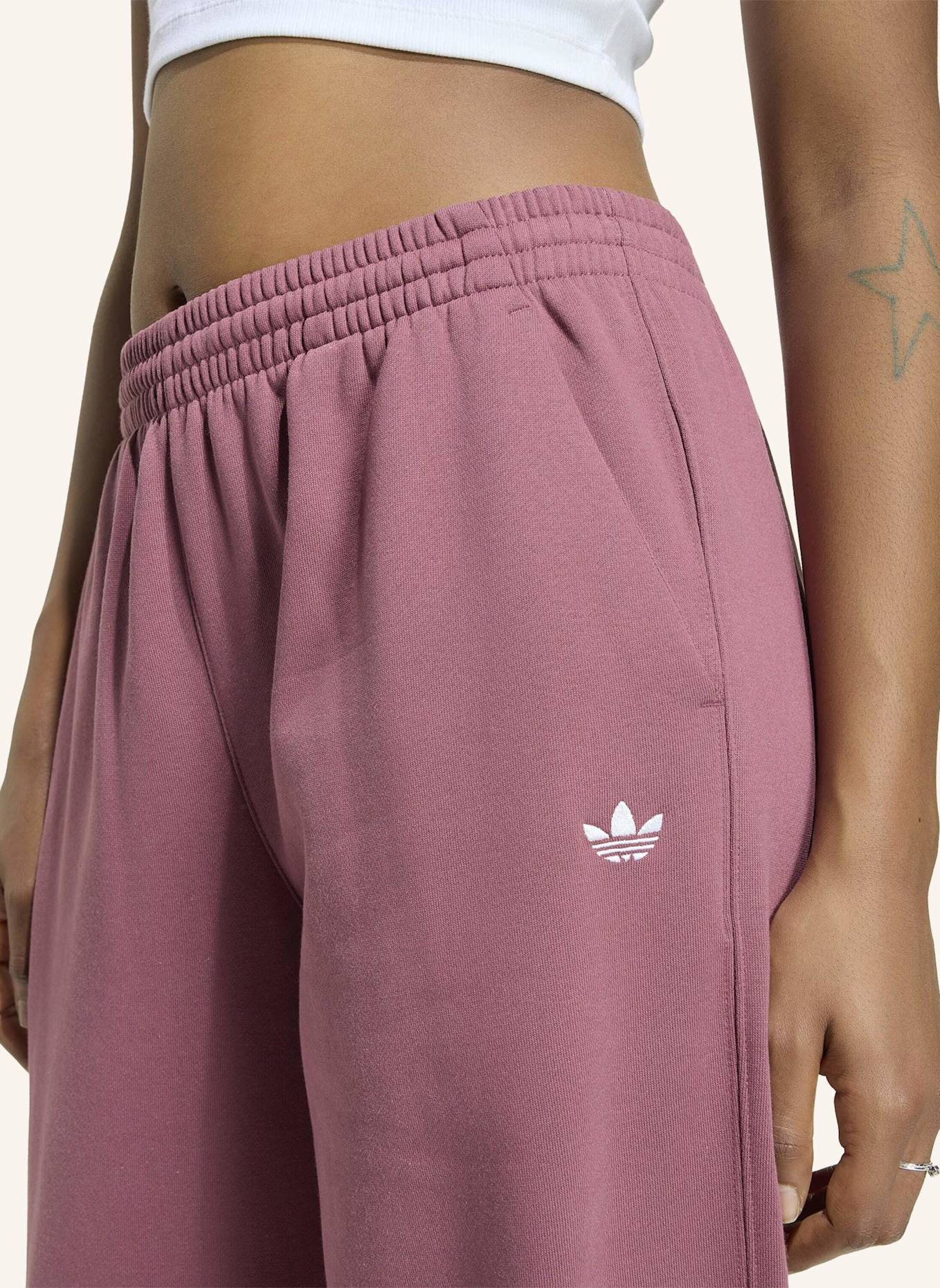 adidas Originals ESSENTIALS FLEECE-JOGGINGHOSE, LOCKERE PASSFORM: ROT