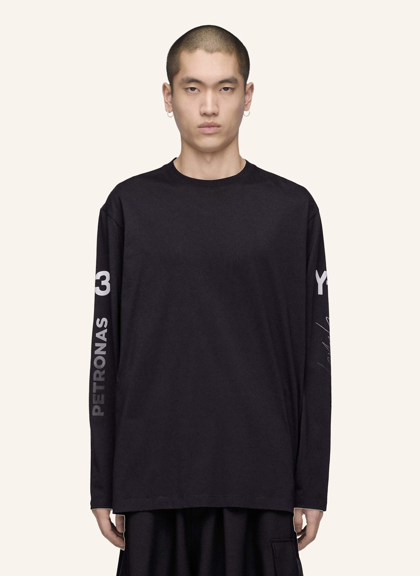 Y-3 Y-3 MERCEDES CHAOS LOGO LANGÄRMELIGES SHIRT: SCHWARZ