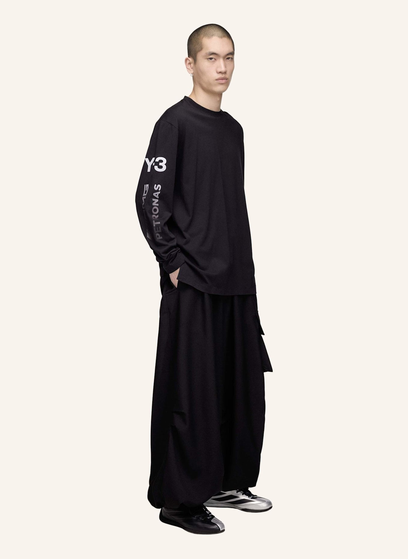 Y-3 Y-3 MERCEDES CHAOS LOGO LANGÄRMELIGES SHIRT: SCHWARZ