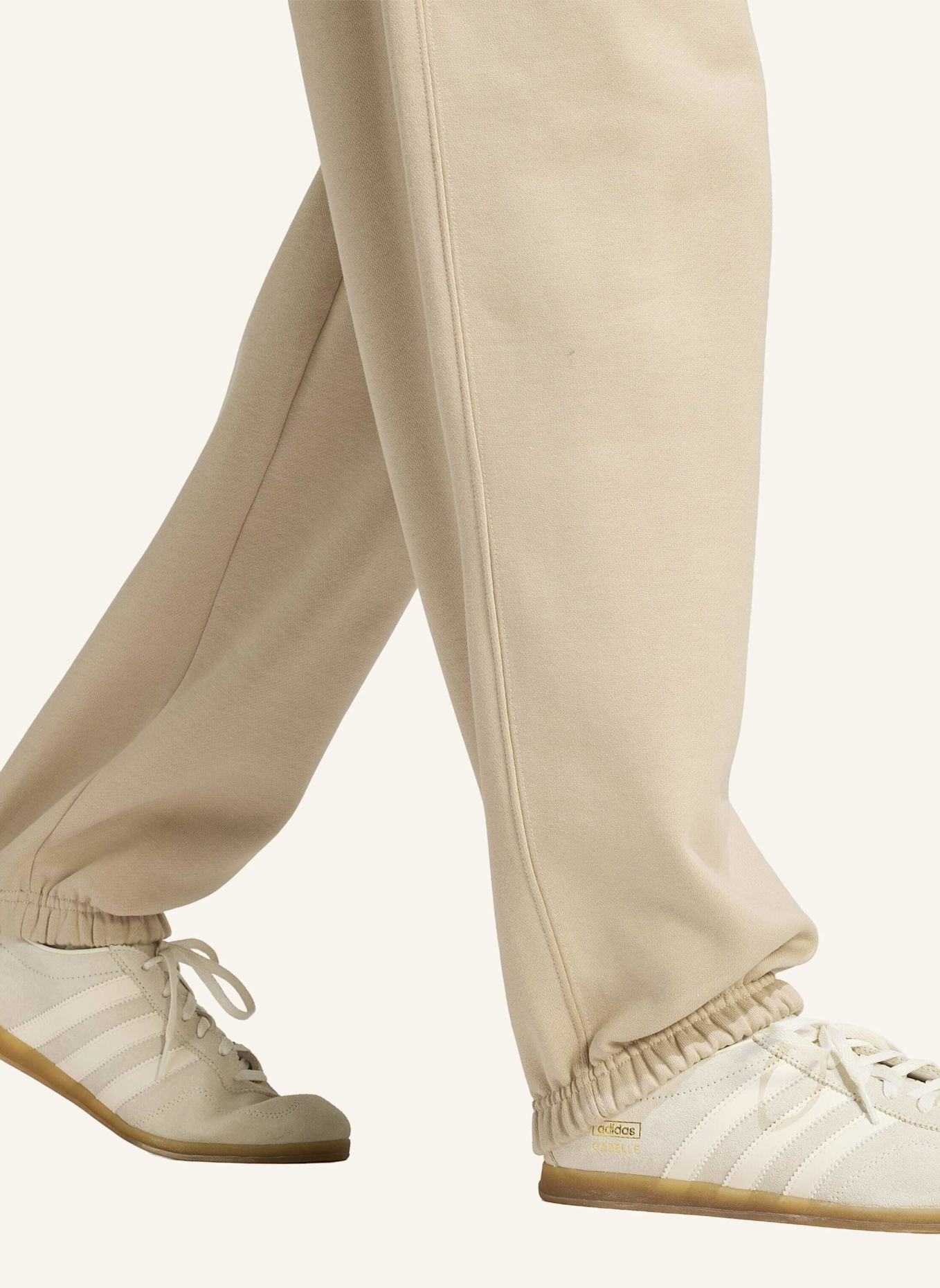 adidas Originals ESSENTIALS FLEECE-JOGGINGHOSE, LOCKERE PASSFORM: BEIGE