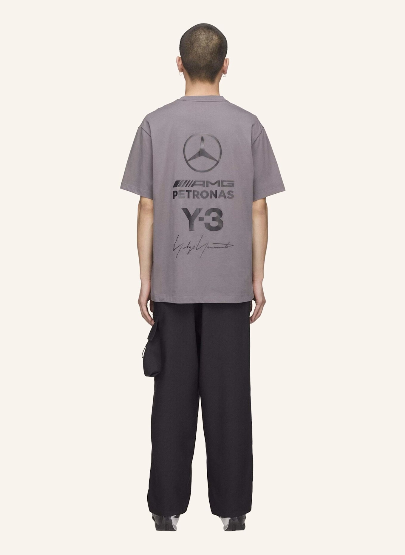 Y-3 Y-3 MERCEDES-AMG PETRONAS FORMULA 1 TEAM LOGO STACK T-SHIRT, KURZÄRMELIG: GRAU