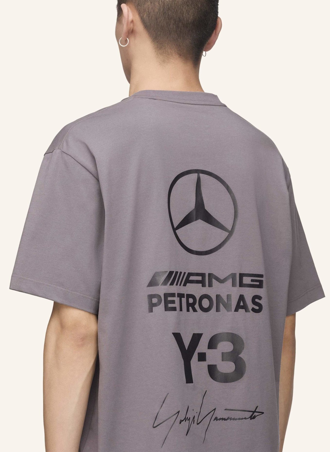 Y-3 Y-3 MERCEDES-AMG PETRONAS FORMULA 1 TEAM LOGO STACK T-SHIRT, KURZÄRMELIG: GRAU