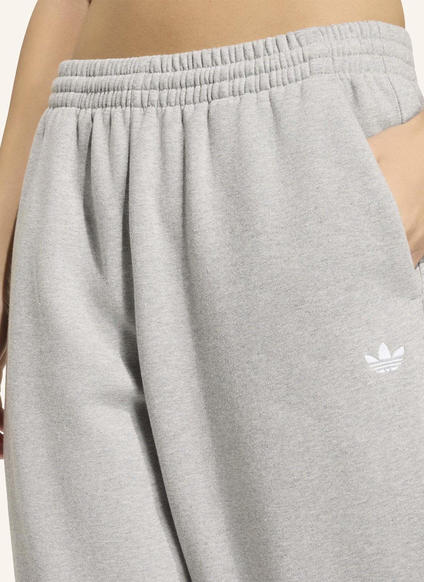 adidas Originals ESSENTIALS FLEECE-JOGGINGHOSE, LOCKERE PASSFORM: GRAU
