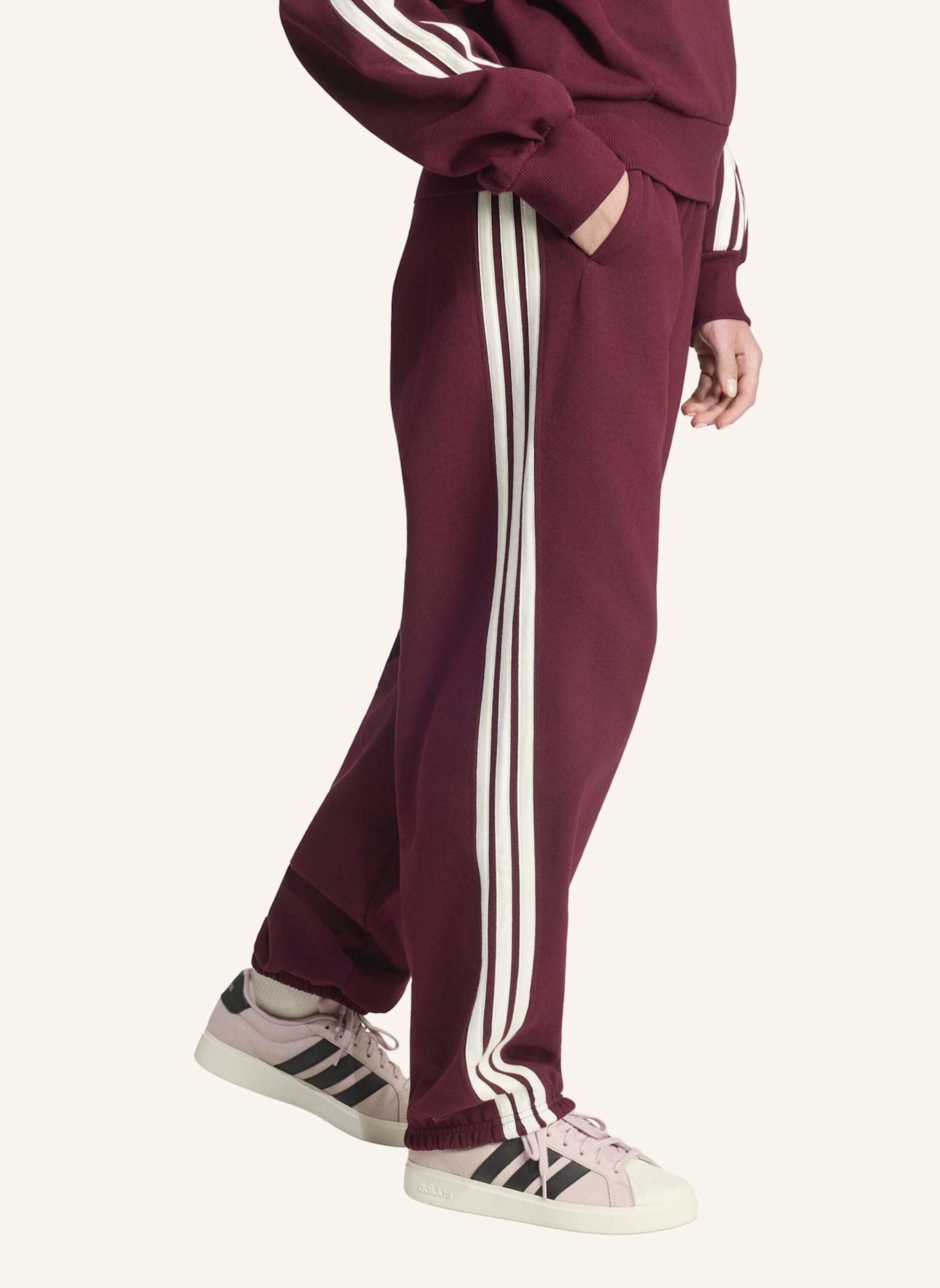 adidas ADIDAS KIT 3-STREIFEN HOSE, LOCKER GESCHNITTEN, BÜNDCHEN: ROT / WEISS