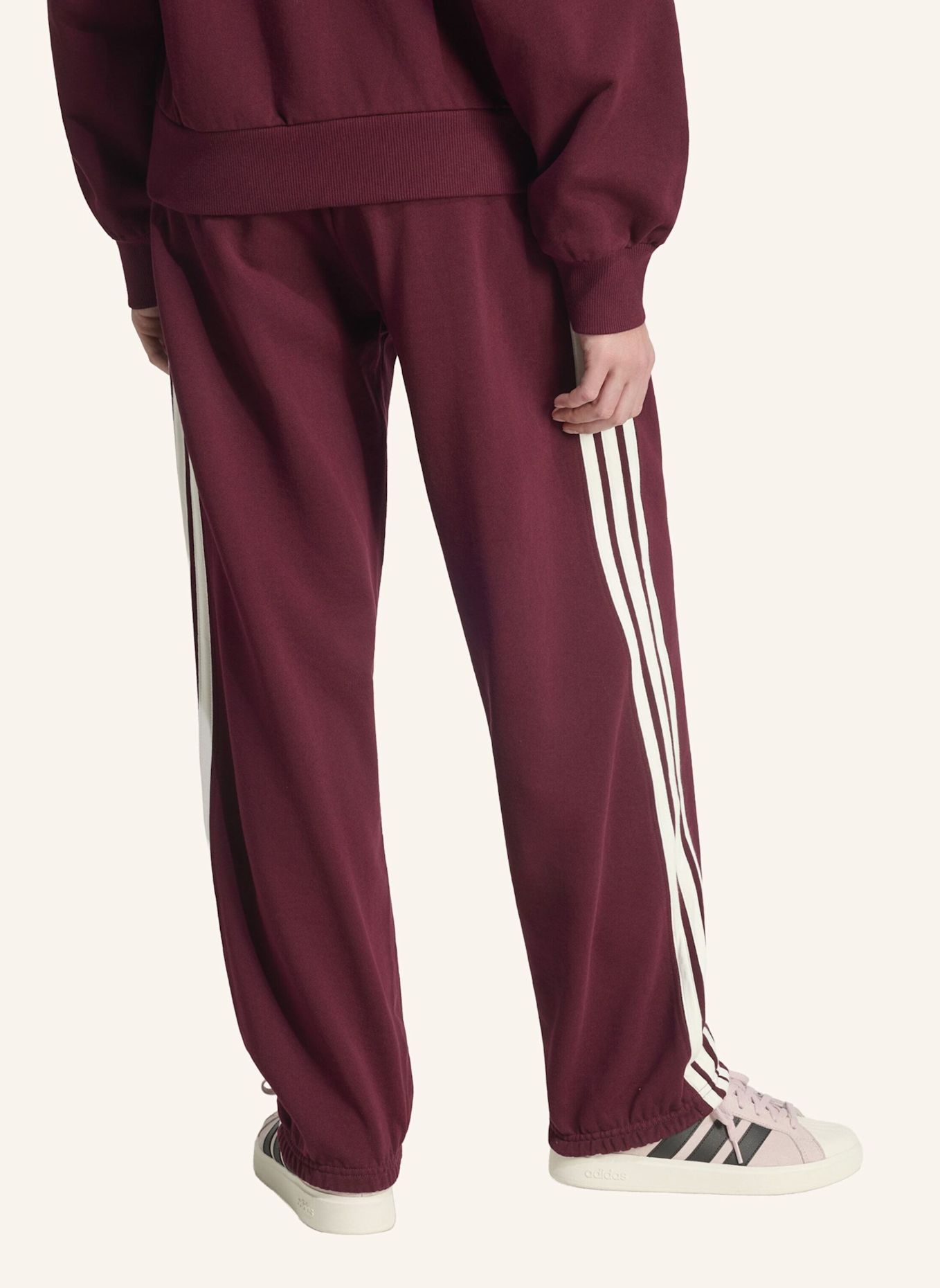 adidas ADIDAS KIT 3-STREIFEN HOSE, LOCKER GESCHNITTEN, BÜNDCHEN: ROT / WEISS