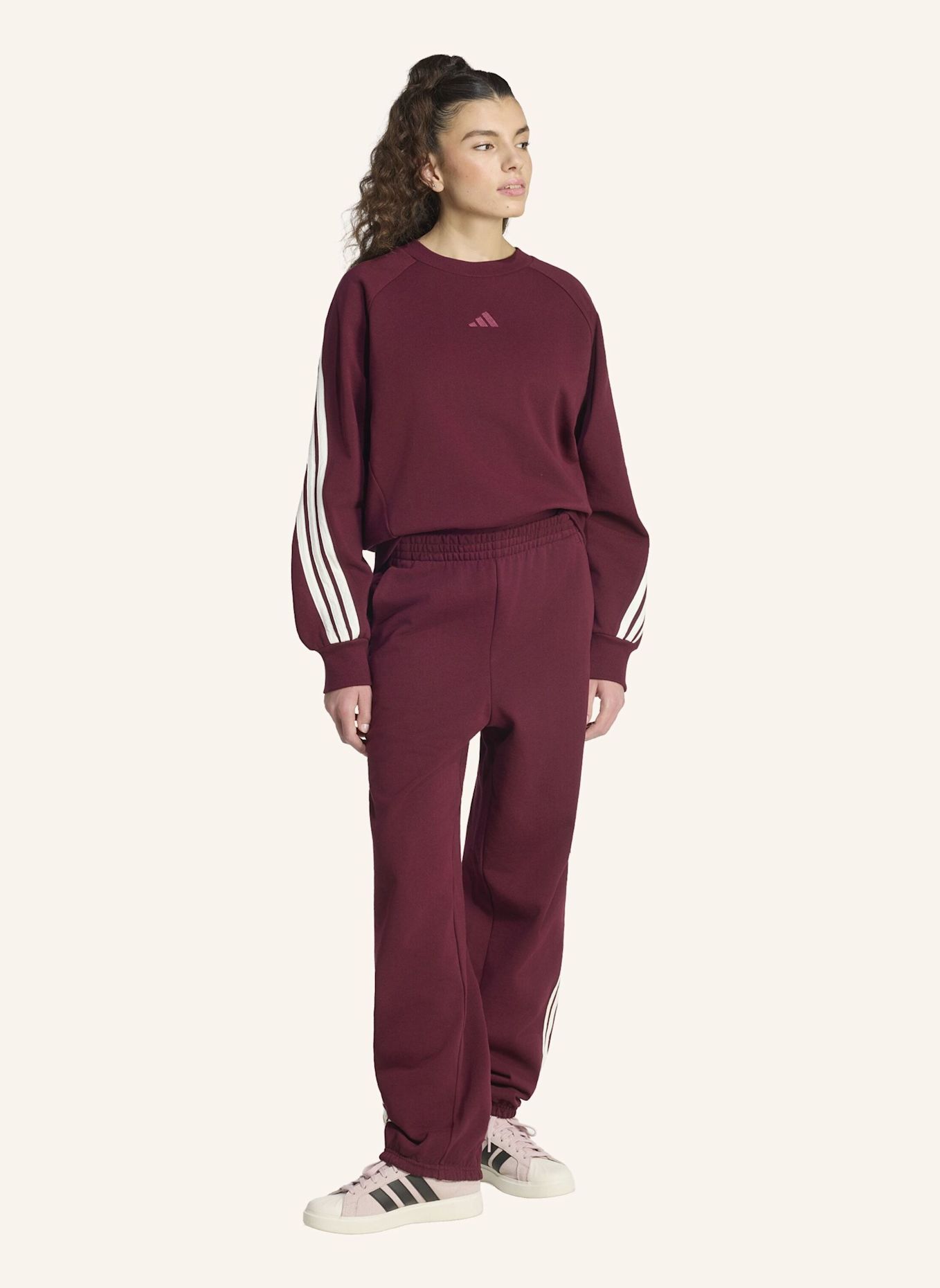 adidas ADIDAS KIT 3-STREIFEN HOSE, LOCKER GESCHNITTEN, BÜNDCHEN: ROT / WEISS