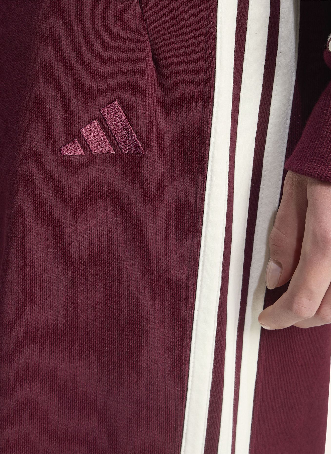 adidas ADIDAS KIT 3-STREIFEN HOSE, LOCKER GESCHNITTEN, BÜNDCHEN: ROT / WEISS