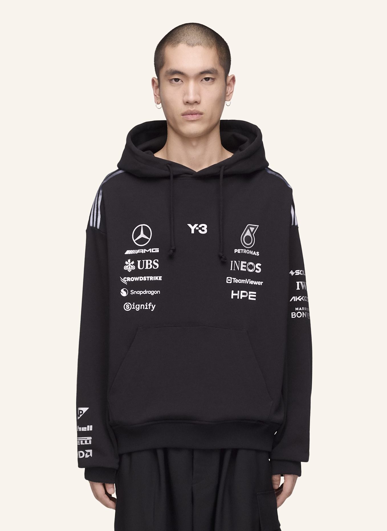 Y-3 Y-3 MERCEDES – AMG PETRONAS FORMULA 1 TEAM HOODIE: SCHWARZ