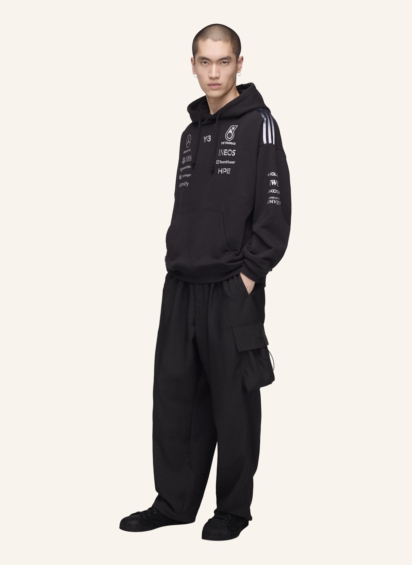 Y-3 Y-3 MERCEDES – AMG PETRONAS FORMULA 1 TEAM HOODIE: SCHWARZ