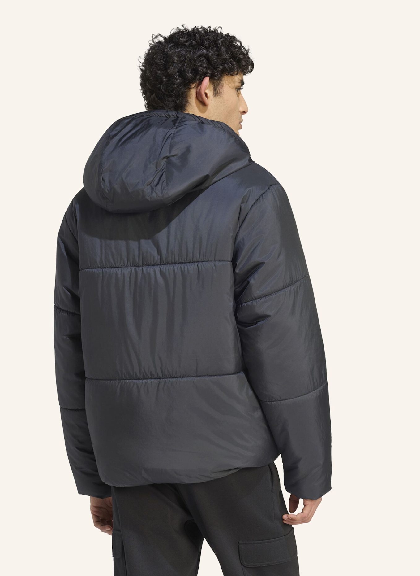adidas ESSENTIALS HIGHLOFT PUFFER JACKE, ISOLIERT: SCHWARZ