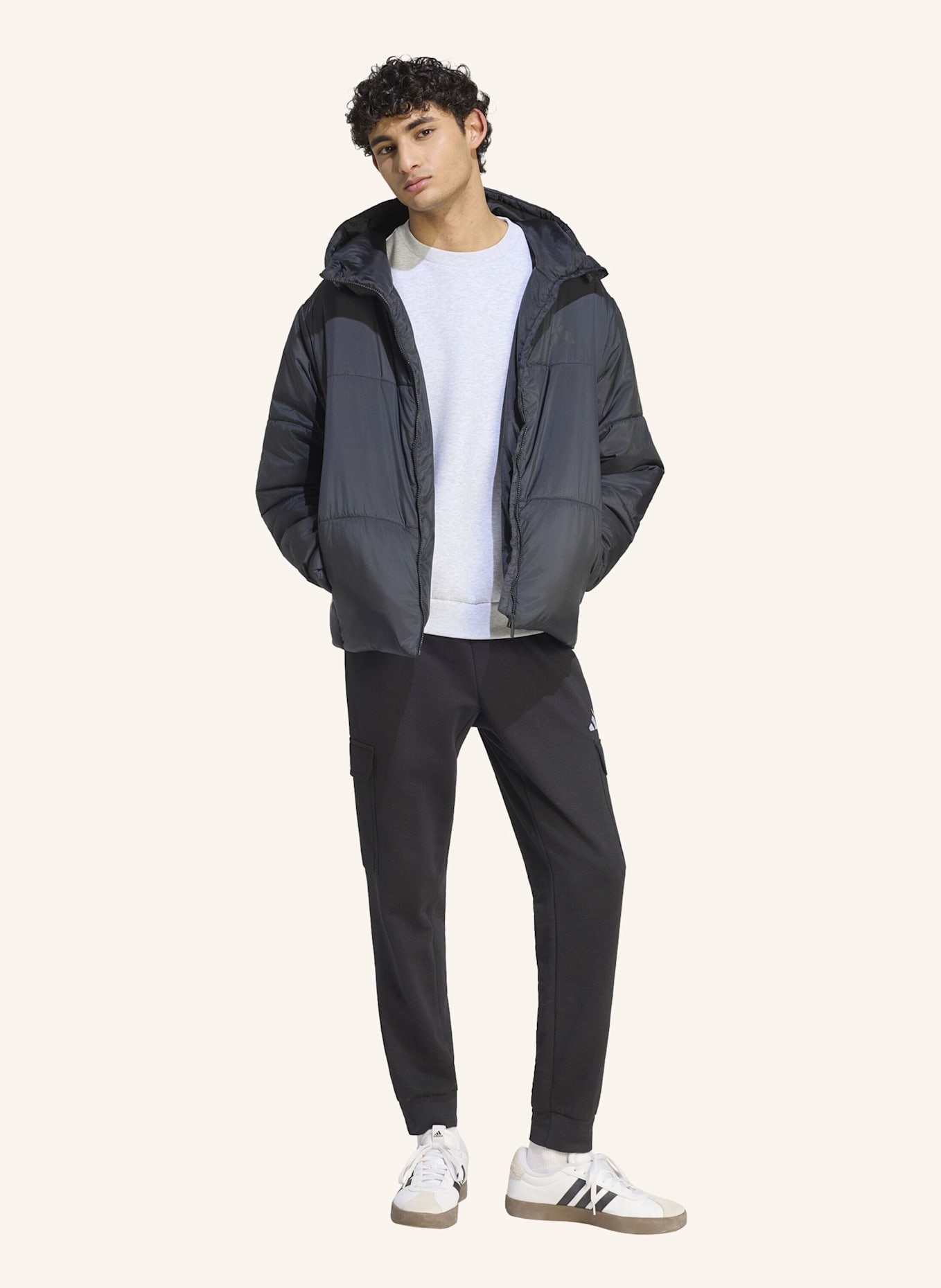 adidas ESSENTIALS HIGHLOFT PUFFER JACKE, ISOLIERT: SCHWARZ
