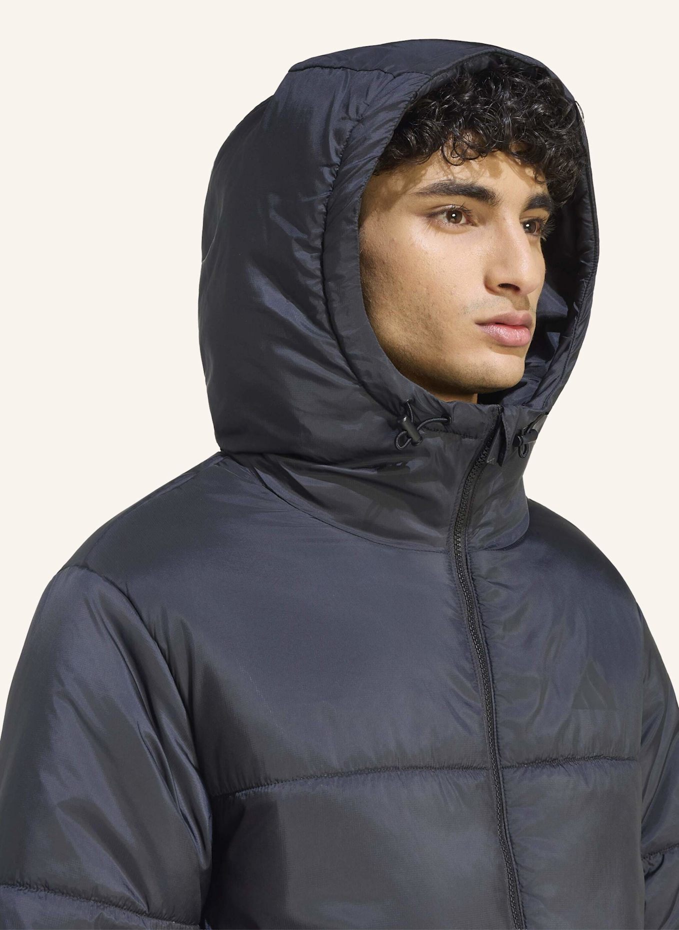 adidas ESSENTIALS HIGHLOFT PUFFER JACKE, ISOLIERT: SCHWARZ