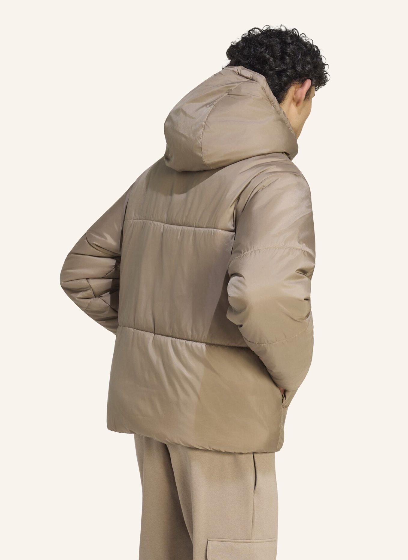 adidas ESSENTIALS HIGHLOFT PUFFER JACKE, ISOLIERT: KHAKI