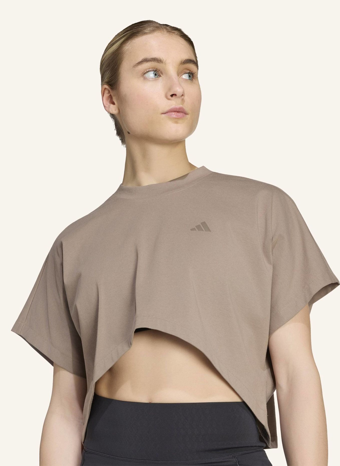 adidas PRIMELIFT WORKOUT GRAFIK T-SHIRT: KHAKI