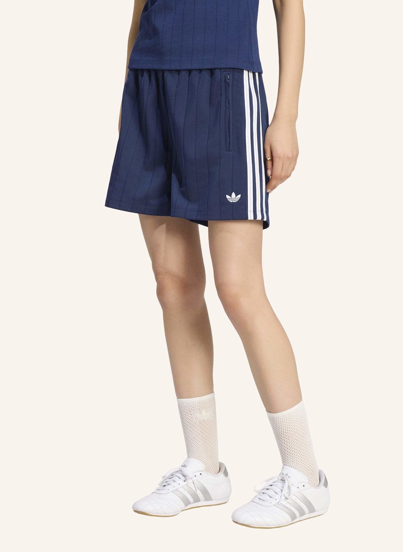 adidas Originals PINSTRIPE FIREBIRD SHORTS: BLAU/ WEISS/ GRAU