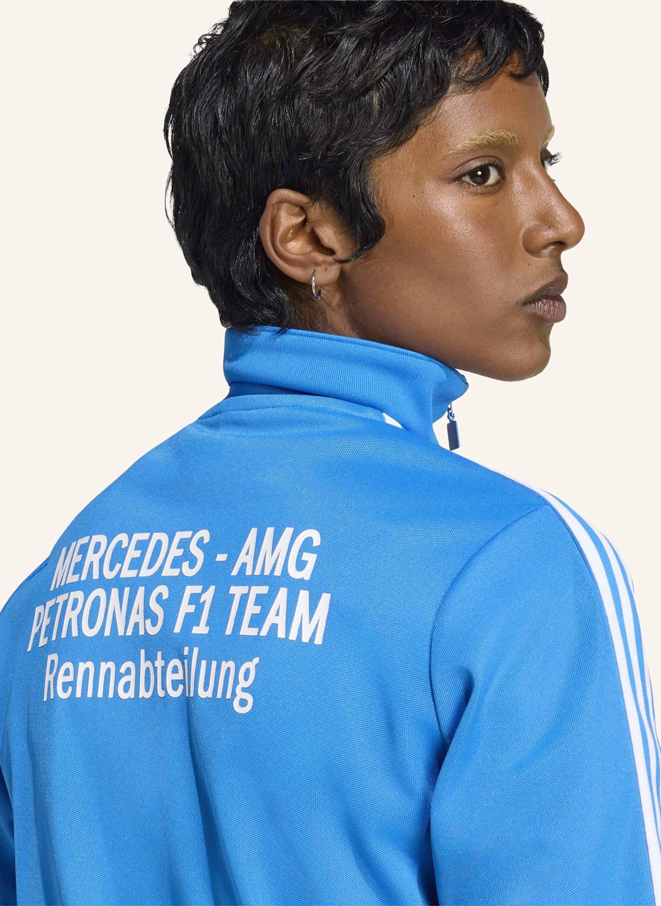 adidas MERCEDES-AMG PETRONAS FORMULA 1 TEAM BLUE WONDER TRAININGSJACKE: BLAU