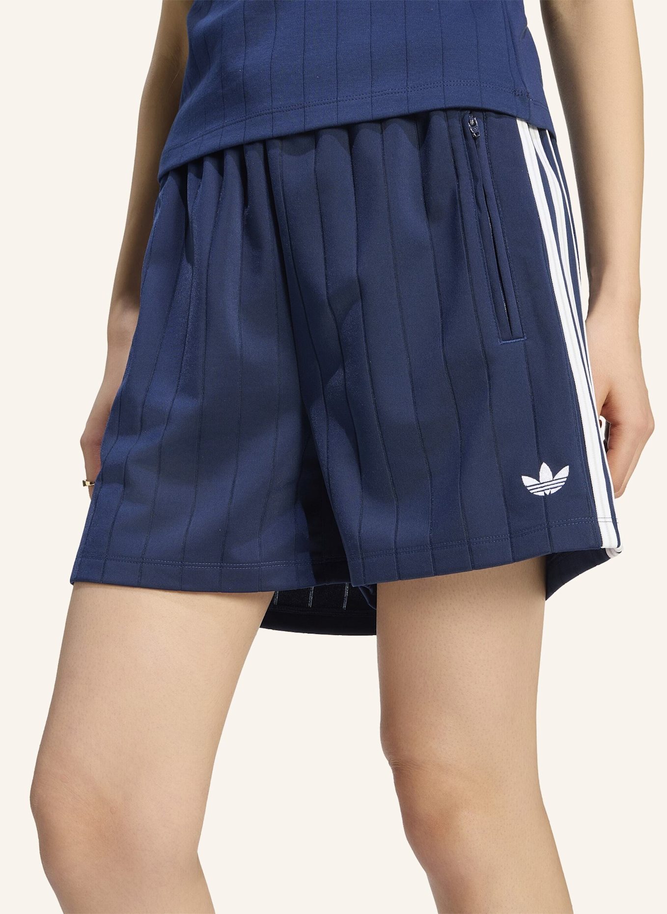 adidas Originals PINSTRIPE FIREBIRD SHORTS: BLAU/ WEISS/ GRAU