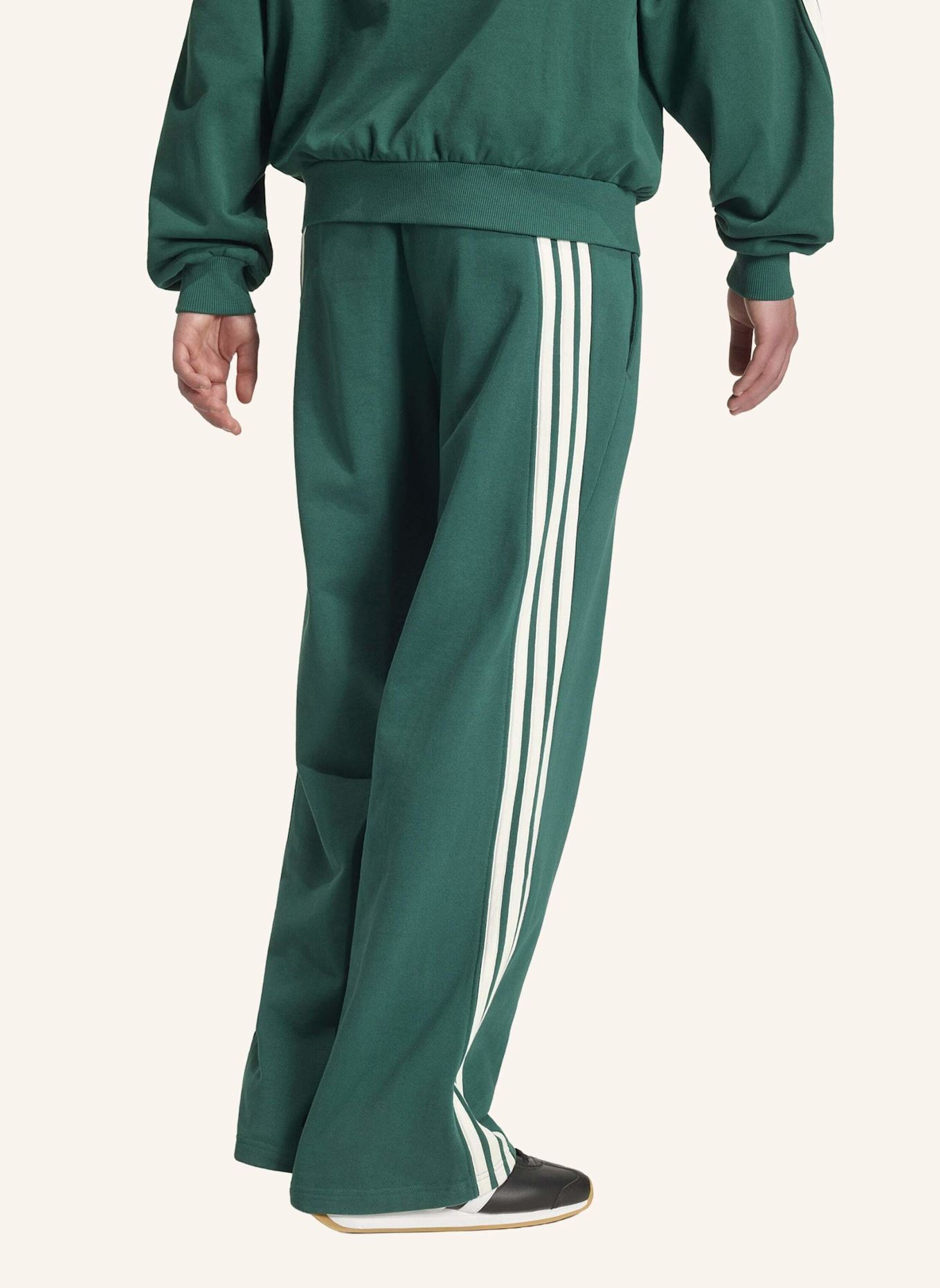adidas ADIDAS KIT 3-STREIFEN HOSE, WEIT GESCHNITTEN: GRÜN/ WEISS