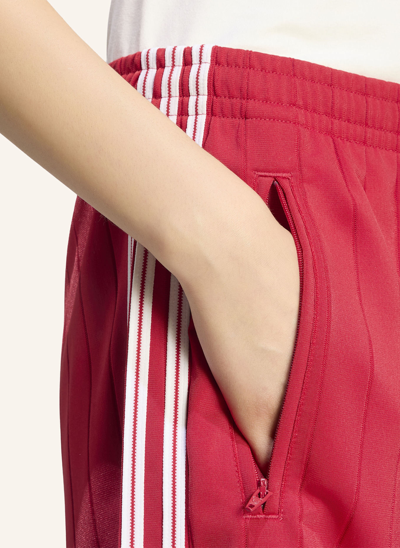 adidas Originals PINSTRIPE FIREBIRD SHORTS: ROT/ WEISS