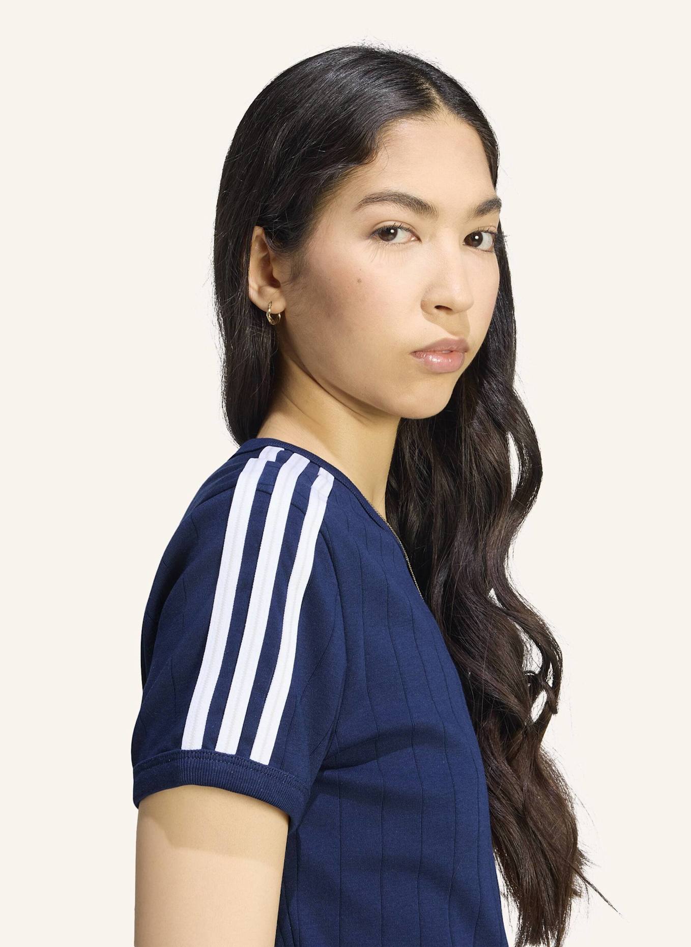 adidas Originals T-SHIRT, SCHMAL GESCHNITTEN, NADELSTREIFEN: BLAU/ WEISS/ GRAU