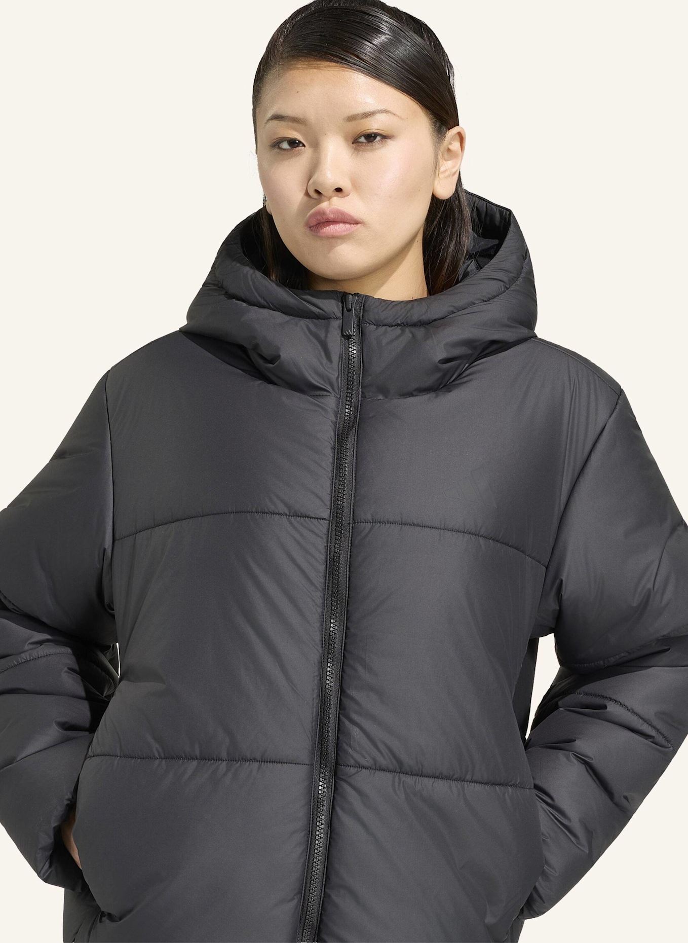 adidas ESSENTIALS HIGHLOFT PUFFER JACKE, ISOLIERT: SCHWARZ