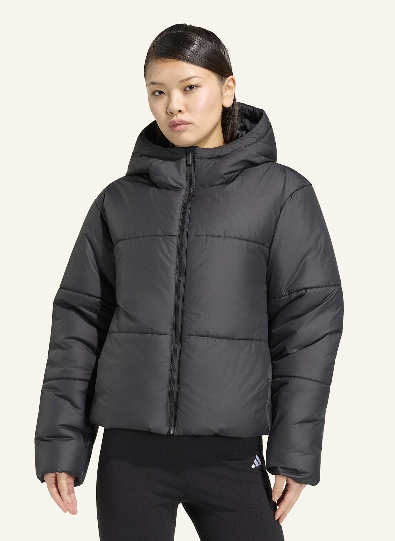 adidas ESSENTIALS HIGHLOFT PUFFER JACKE, ISOLIERT: SCHWARZ